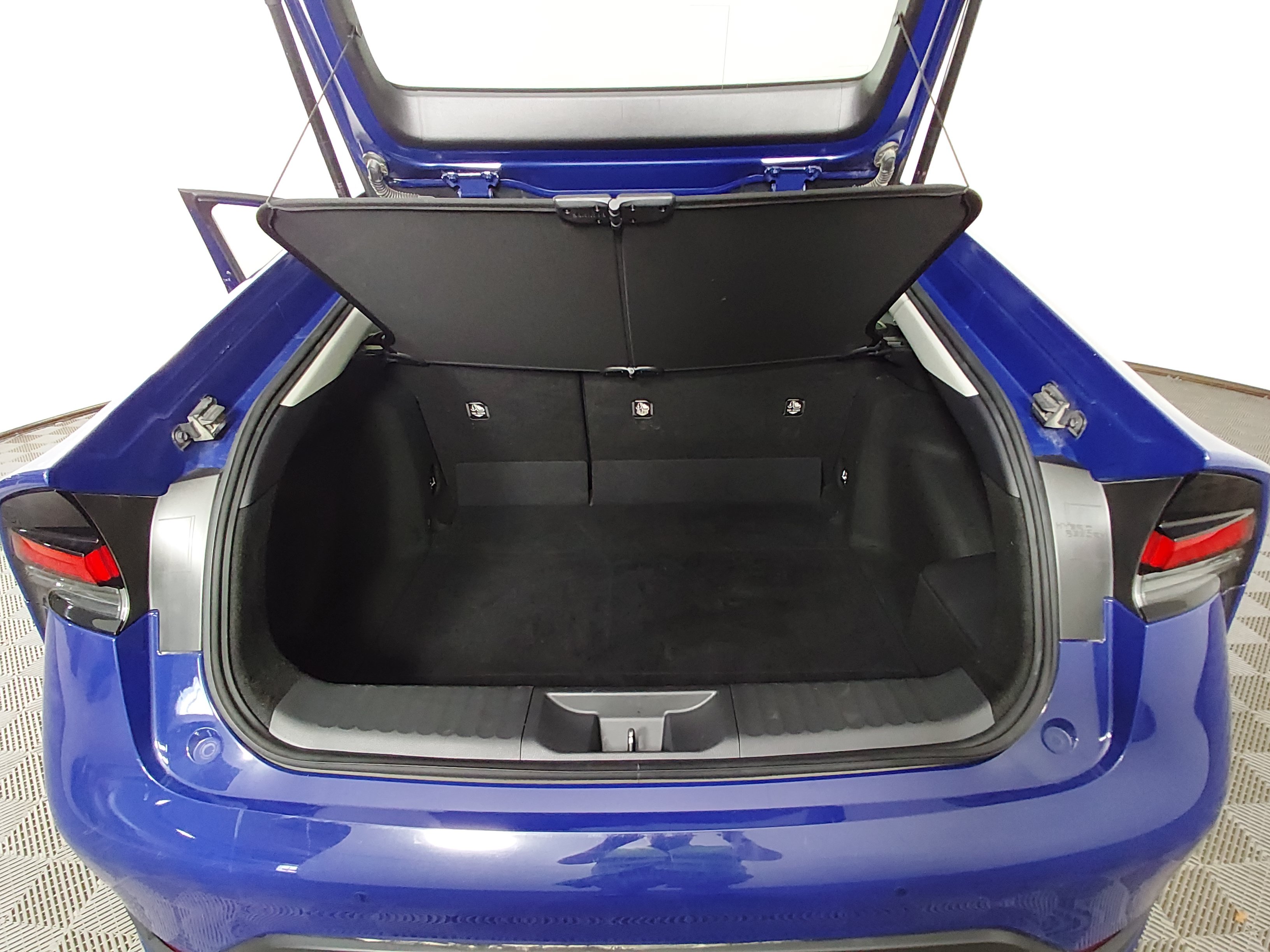 2025 Toyota Prius LE - Photo 11