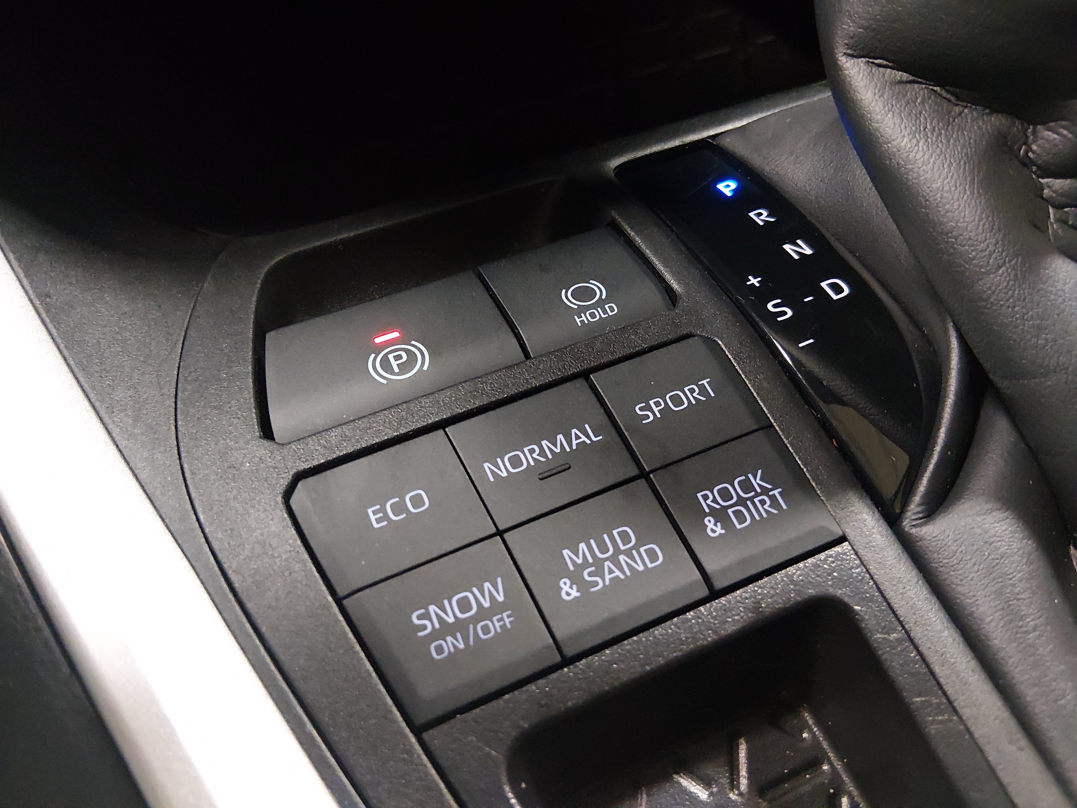 2025 Toyota RAV4 XLE - Photo 21