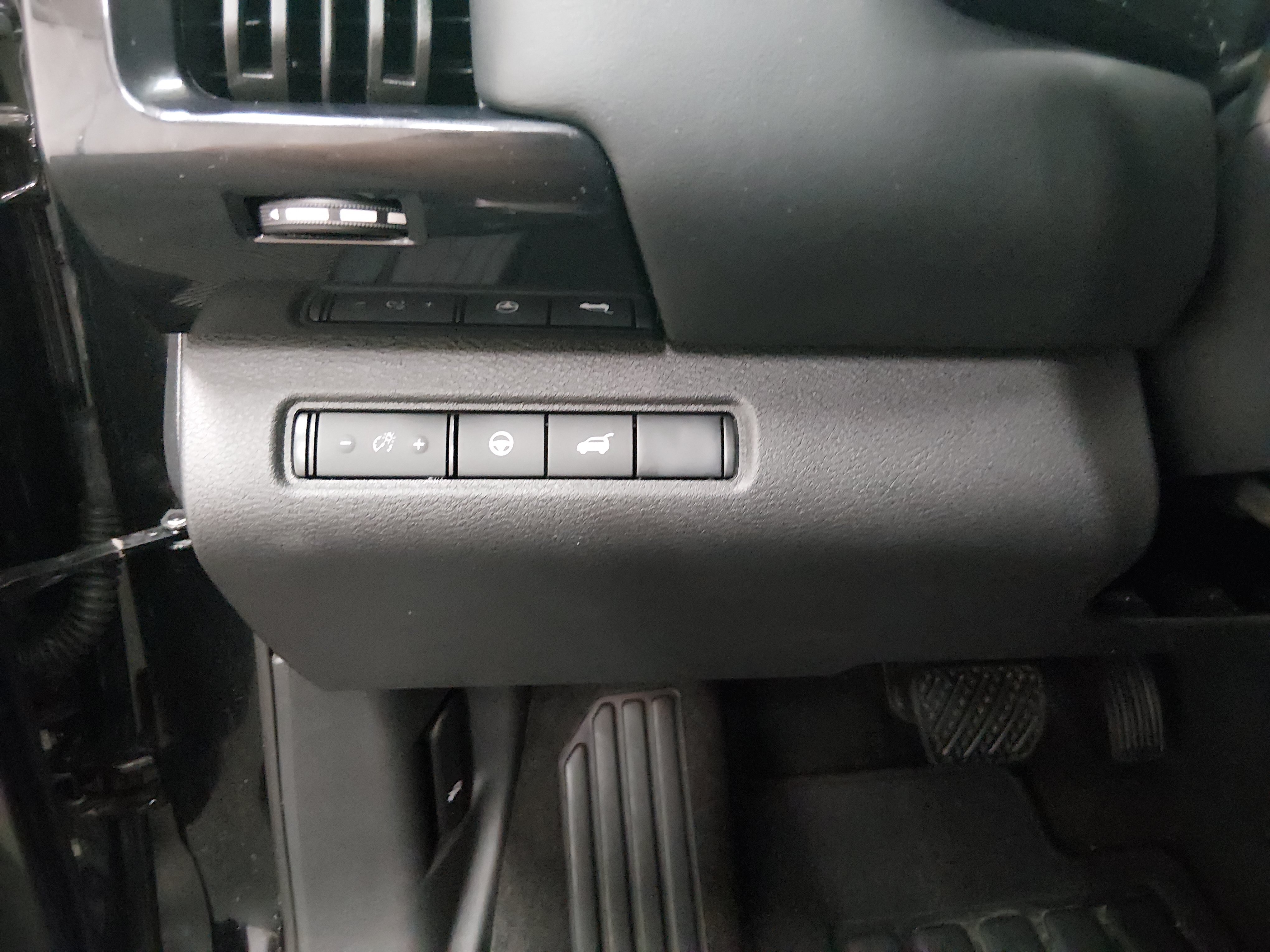 2025 Nissan Pathfinder SV - Photo 13