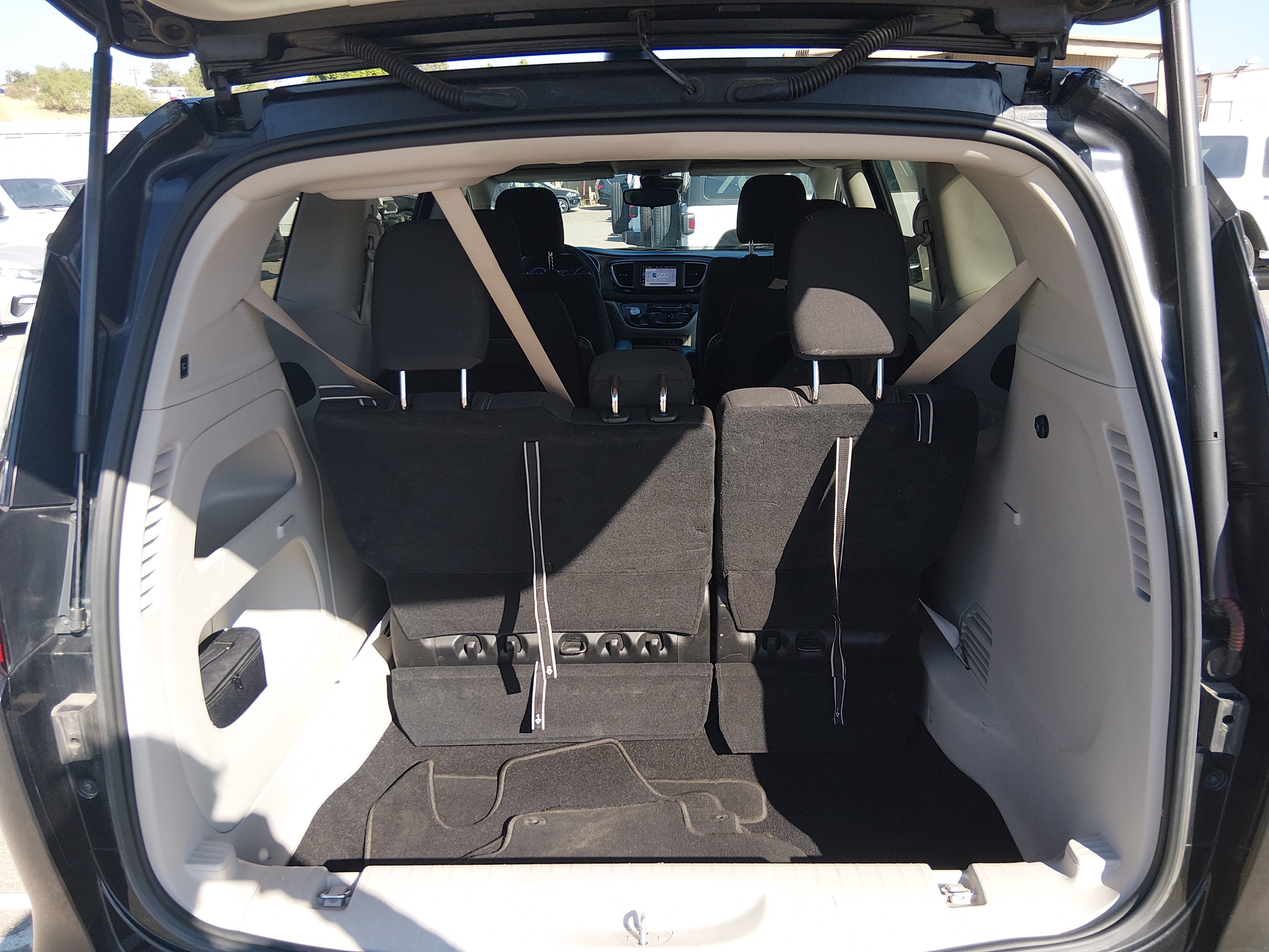 2023 Chrysler Voyager LX - Photo 11