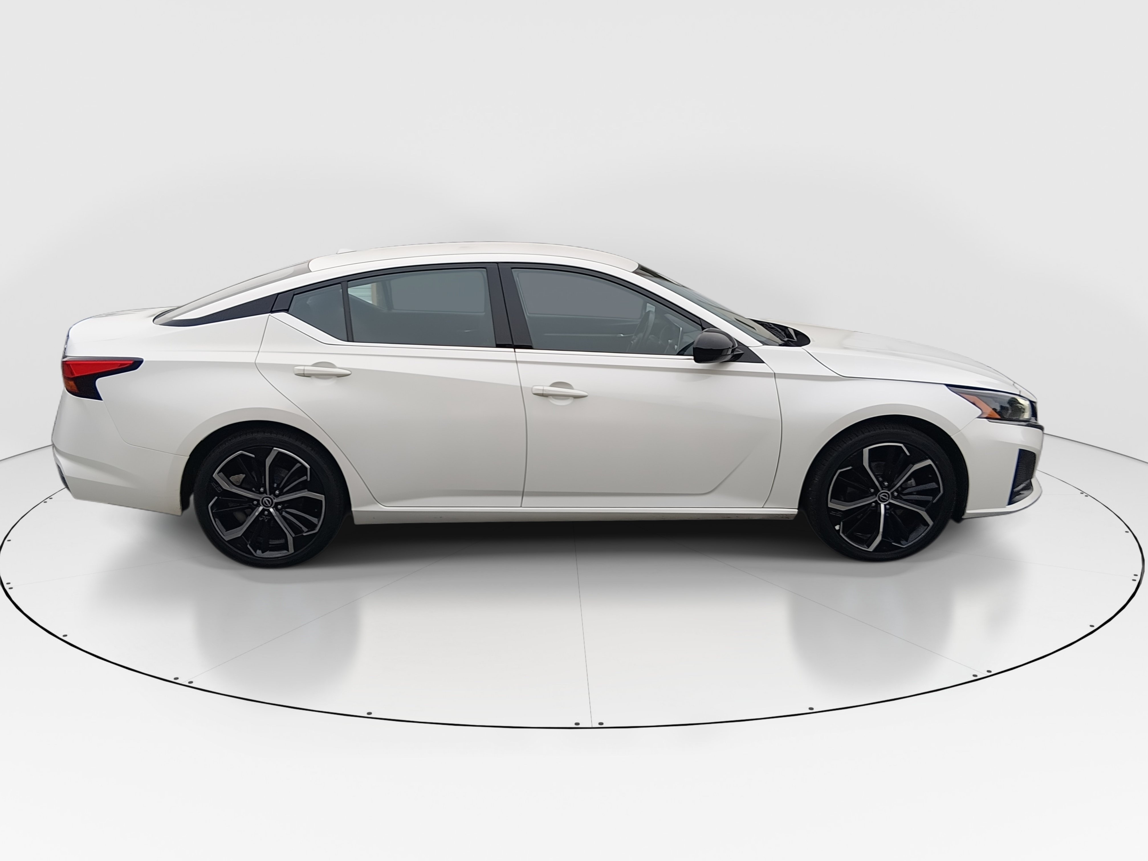 2024 Nissan Altima SR - Photo 8