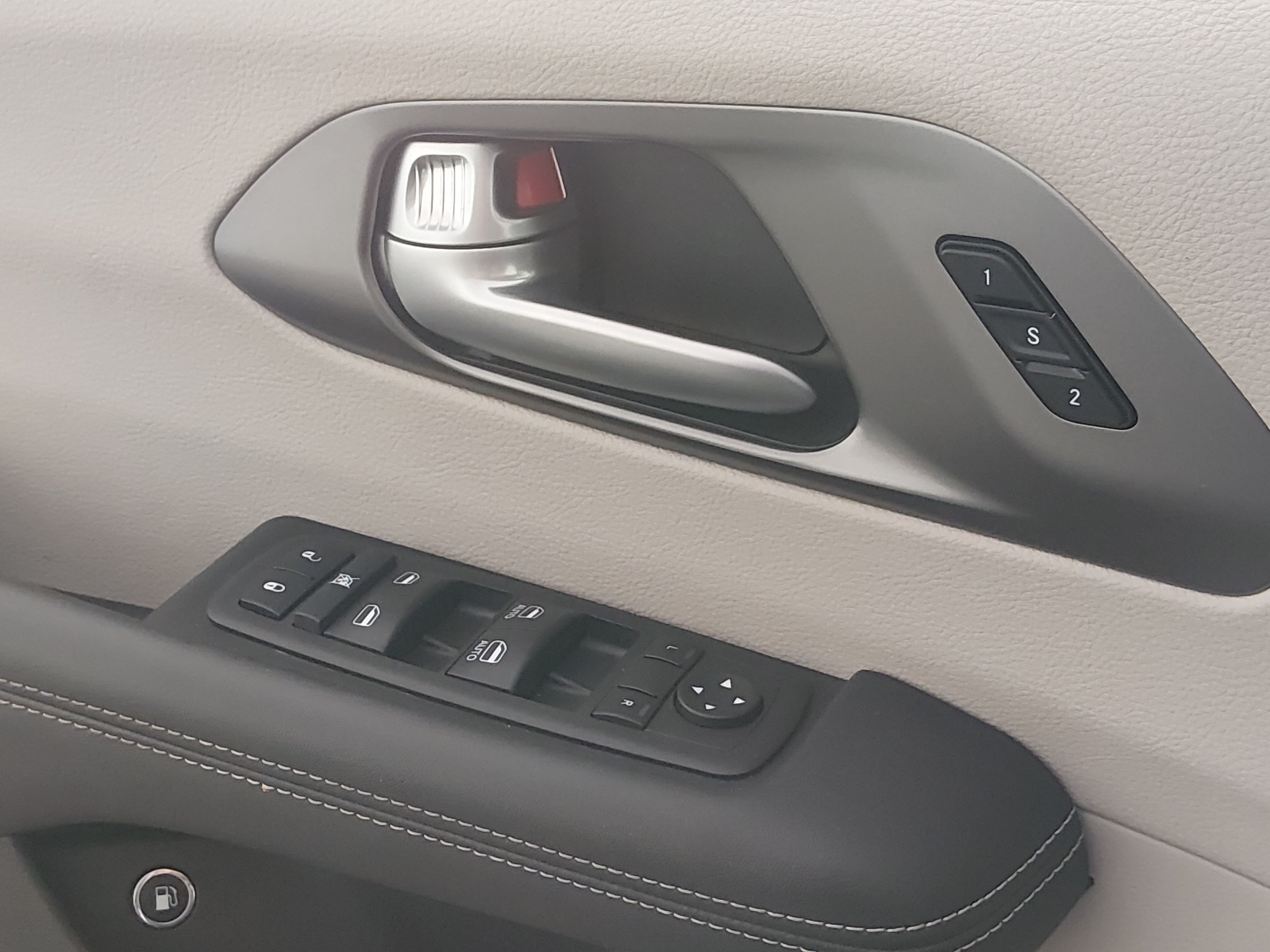 2024 Chrysler Pacifica PHEV Select - Photo 19