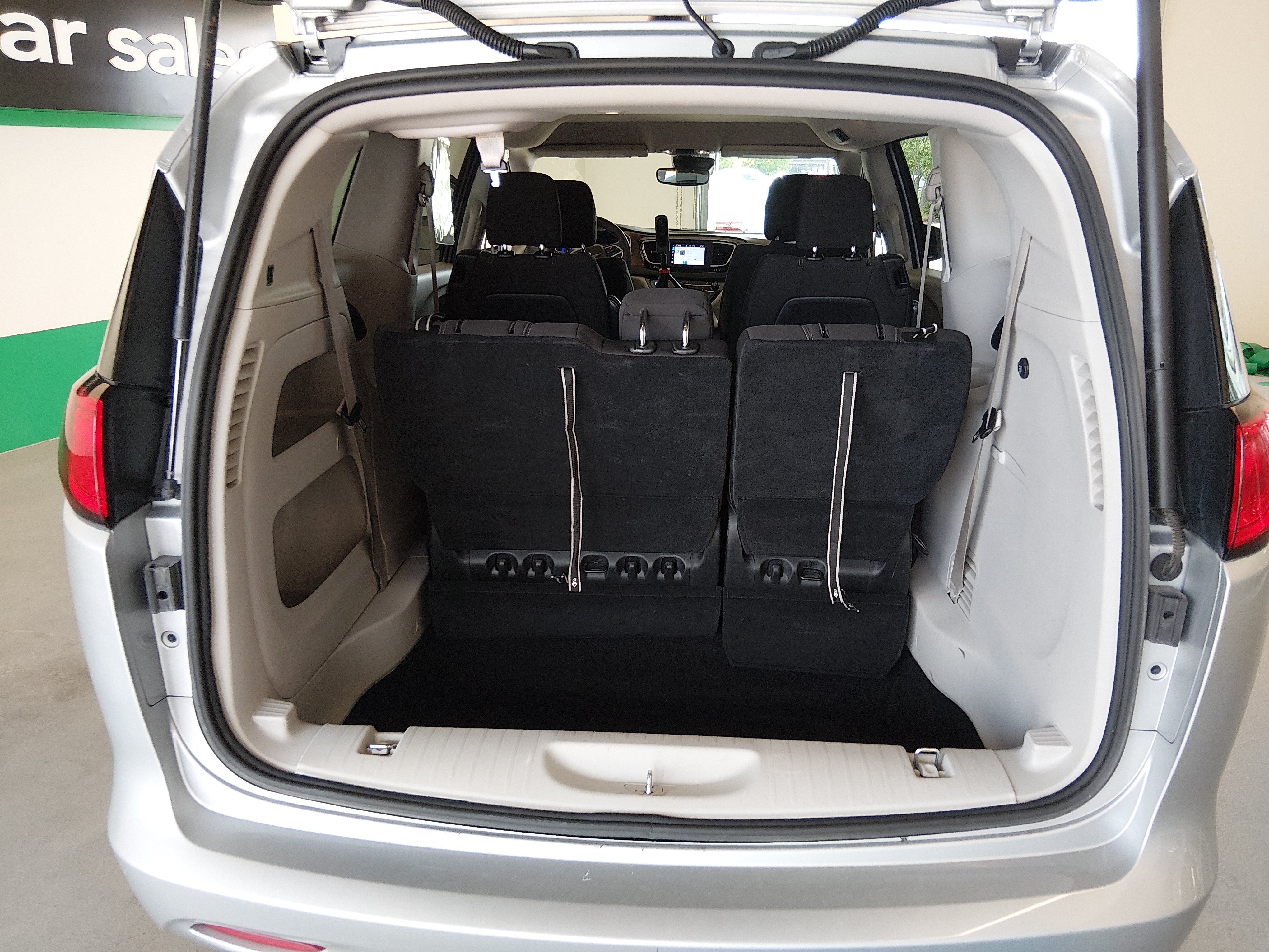 2023 Chrysler Voyager LX - Photo 11