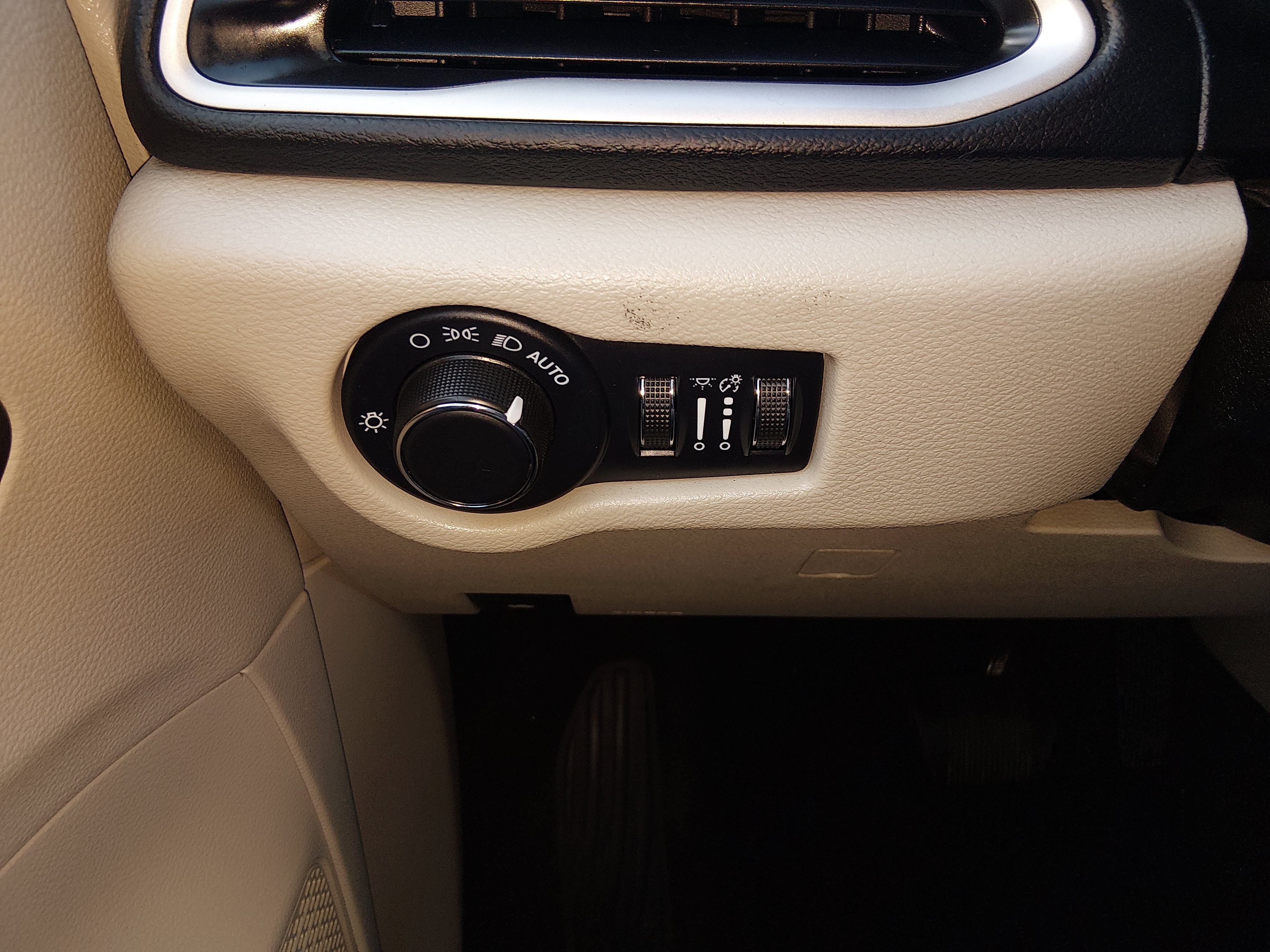 2023 Chrysler Voyager LX - Photo 13
