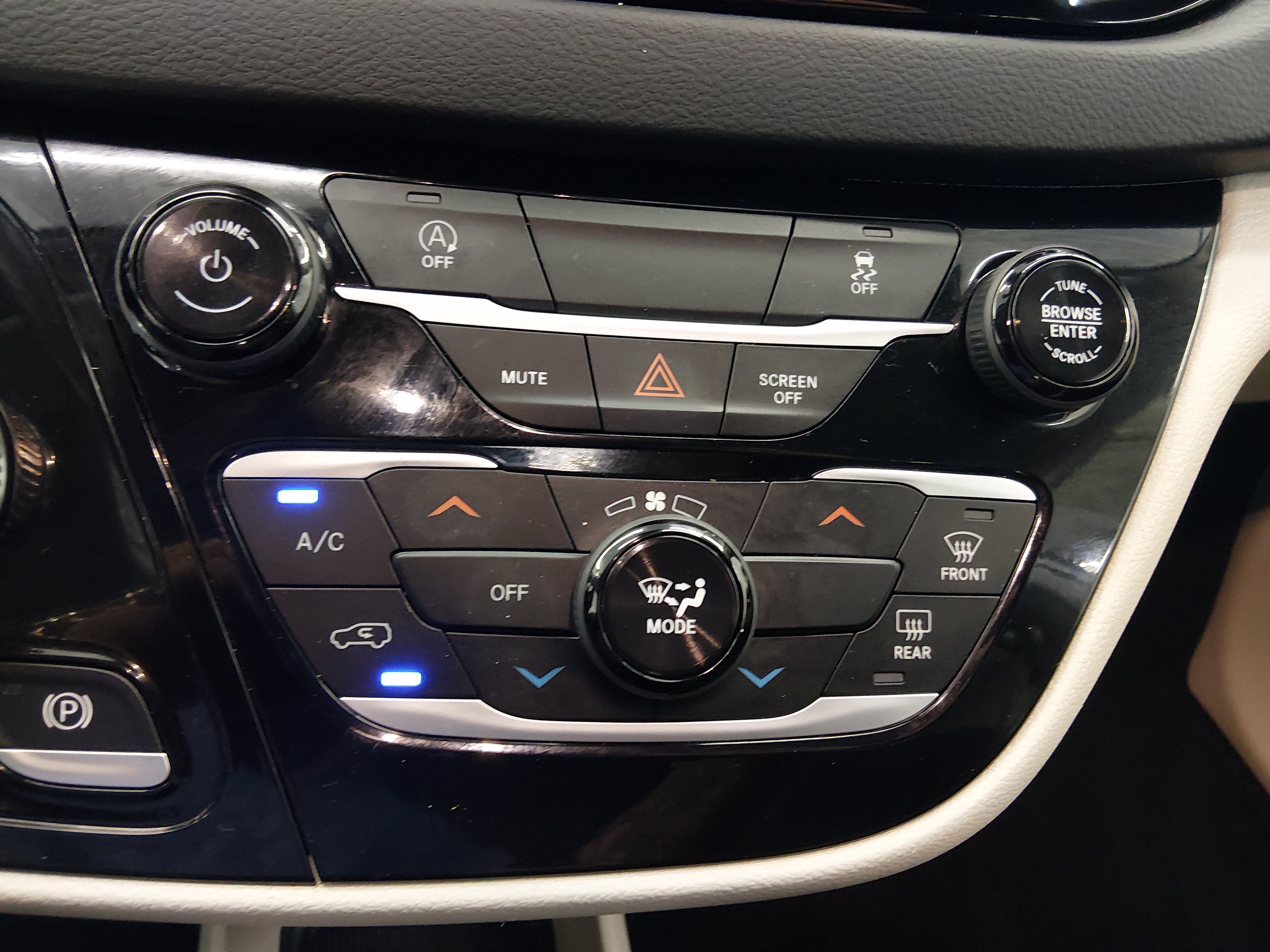 2023 Chrysler Voyager LX - Photo 13