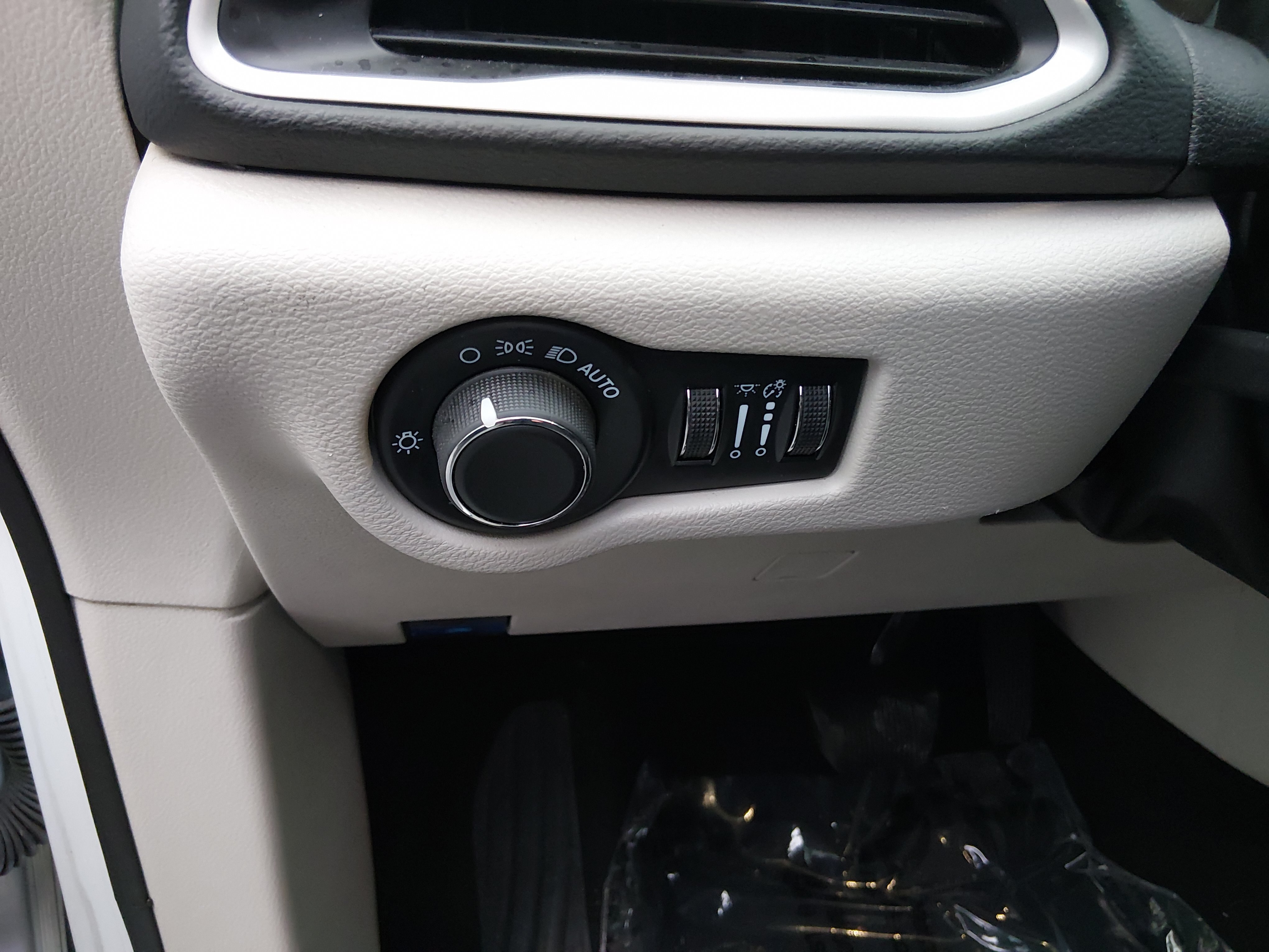 2023 Chrysler Voyager LX - Photo 13