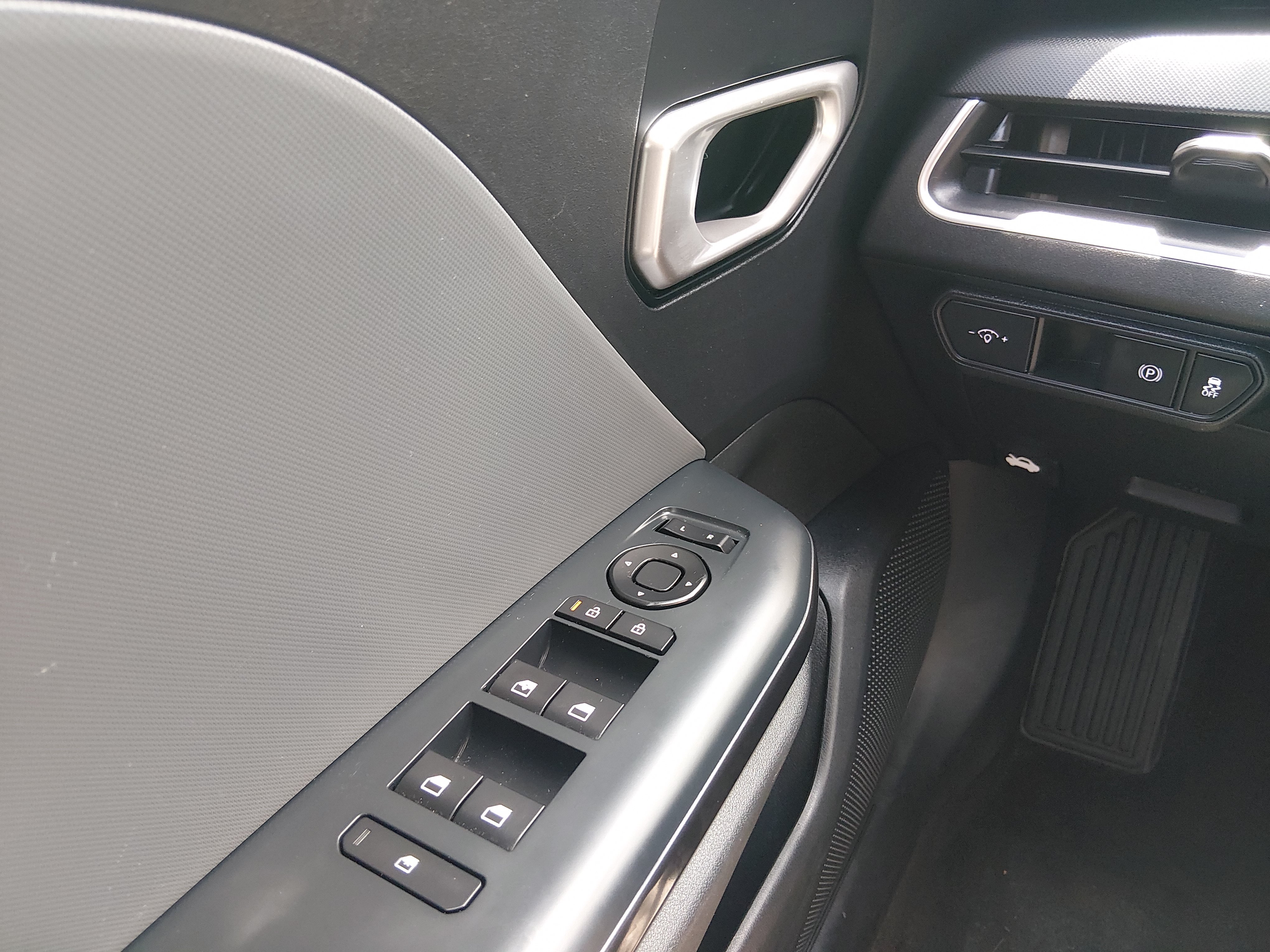 2025 Kia K4 LXS - Photo 13