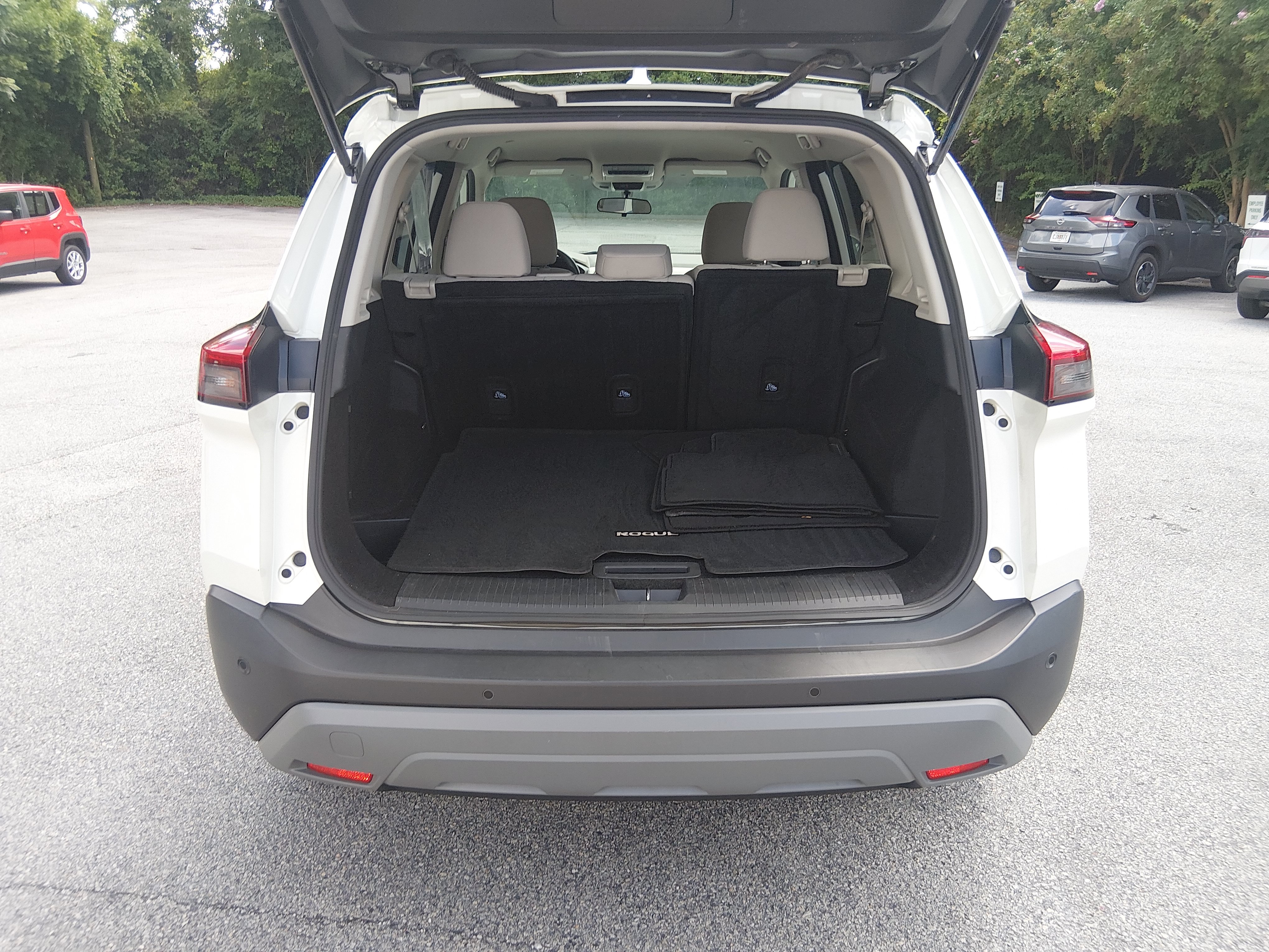 2023 Nissan Rogue SV - Photo 11