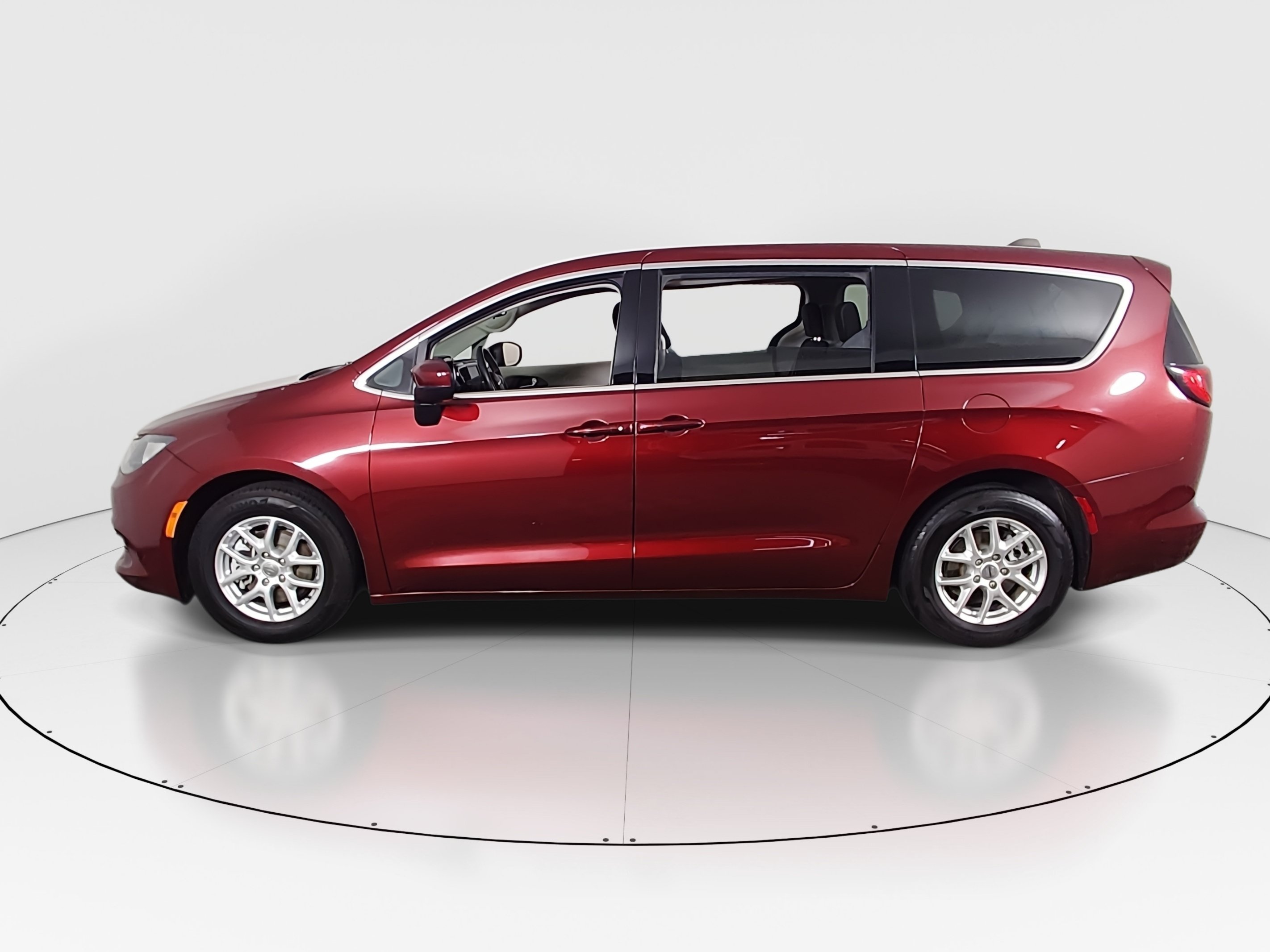 2023 Chrysler Voyager LX - Photo 4