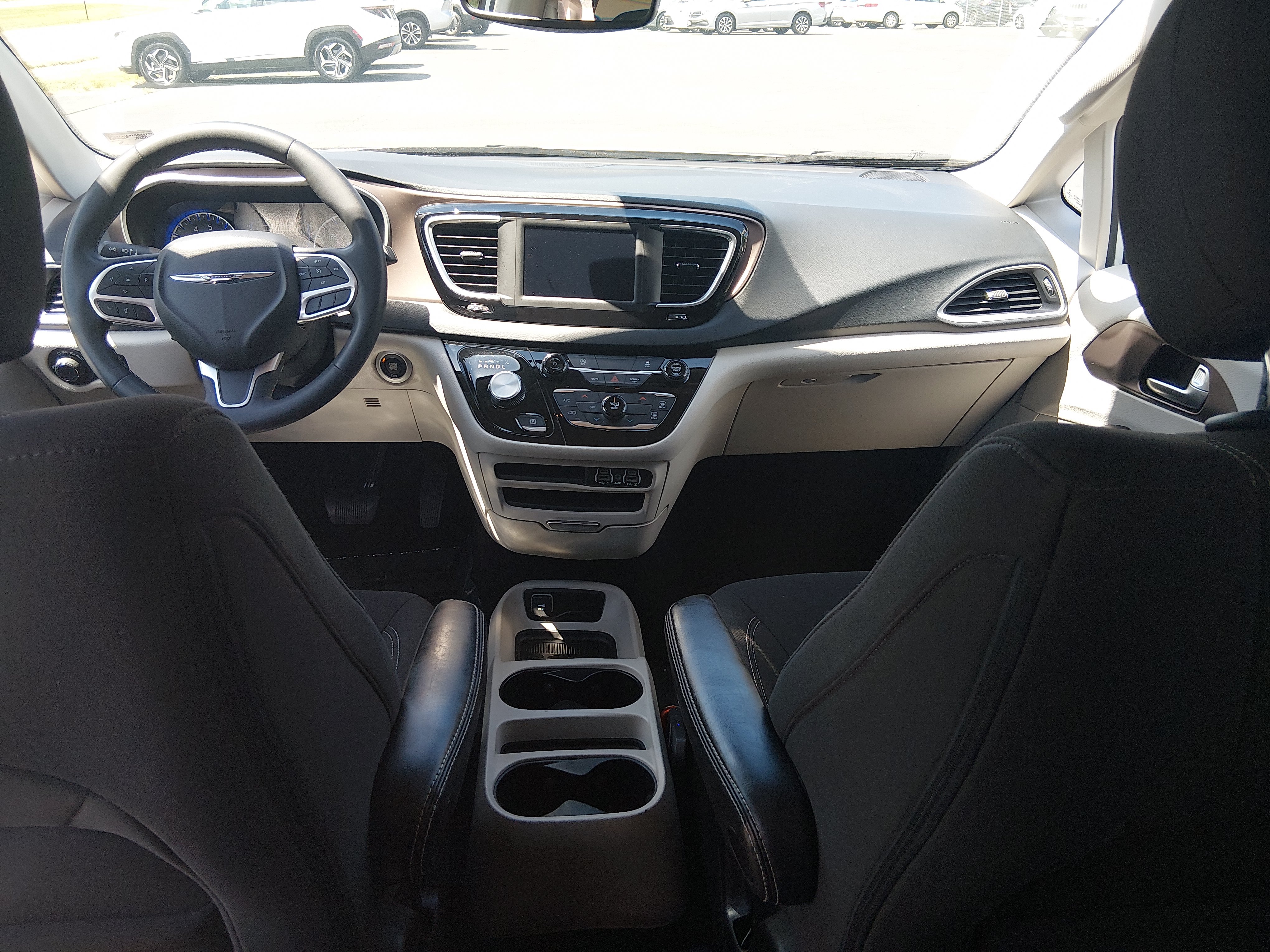 2023 Chrysler Voyager LX - Photo 13