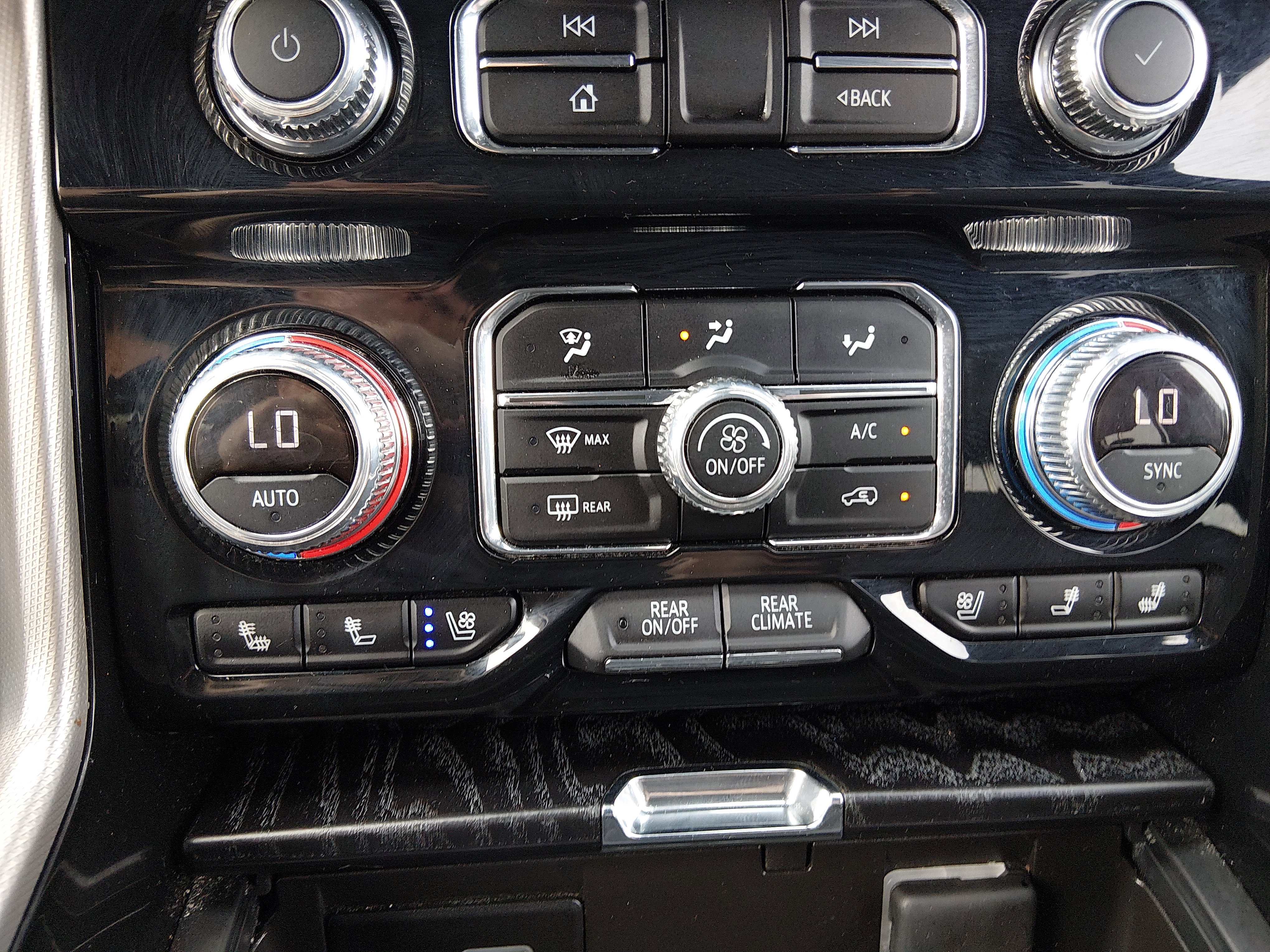 2024 GMC Yukon Denali - Photo 18