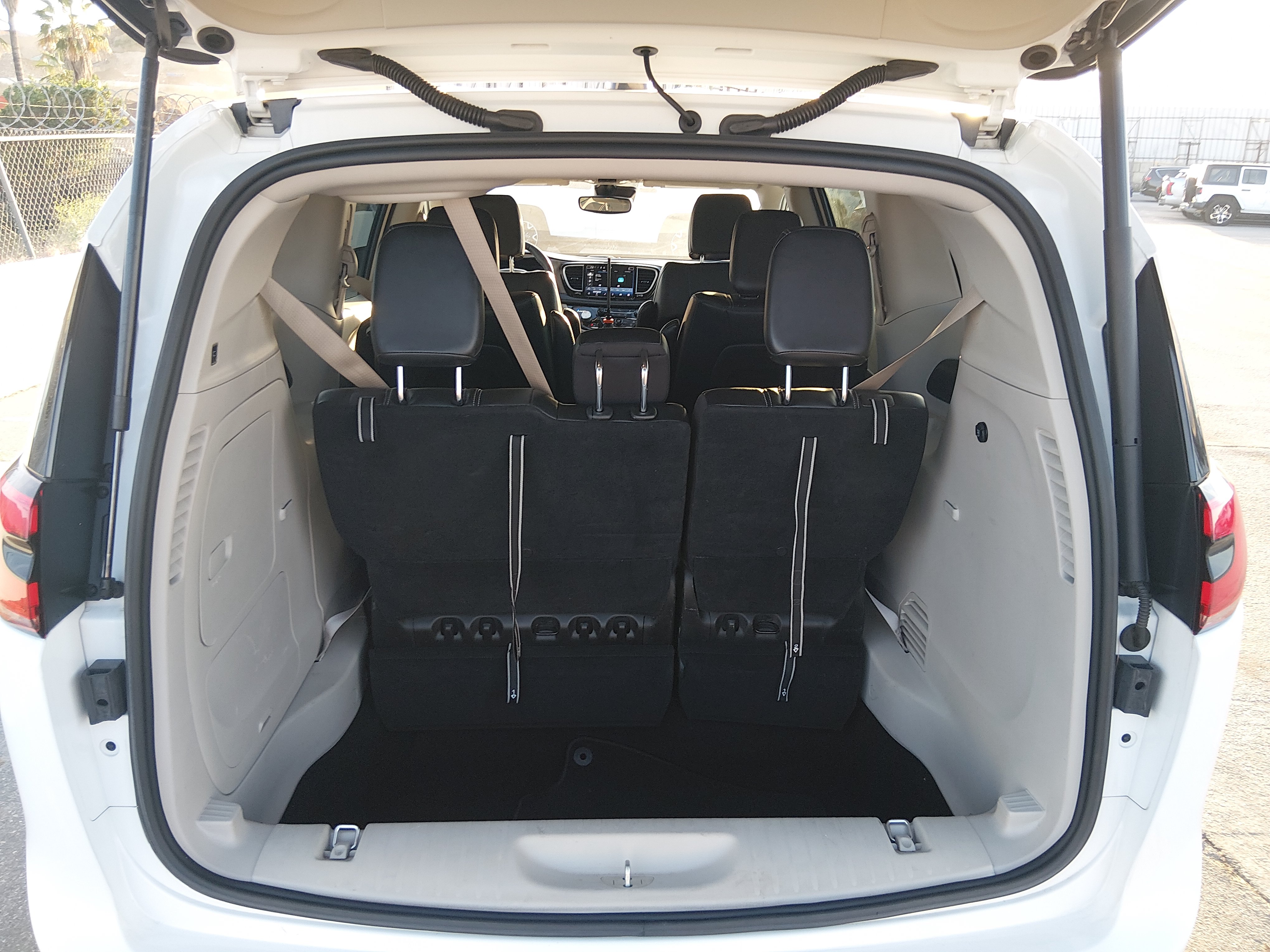 2023 Chrysler Pacifica Hybrid Touring L - Photo 11