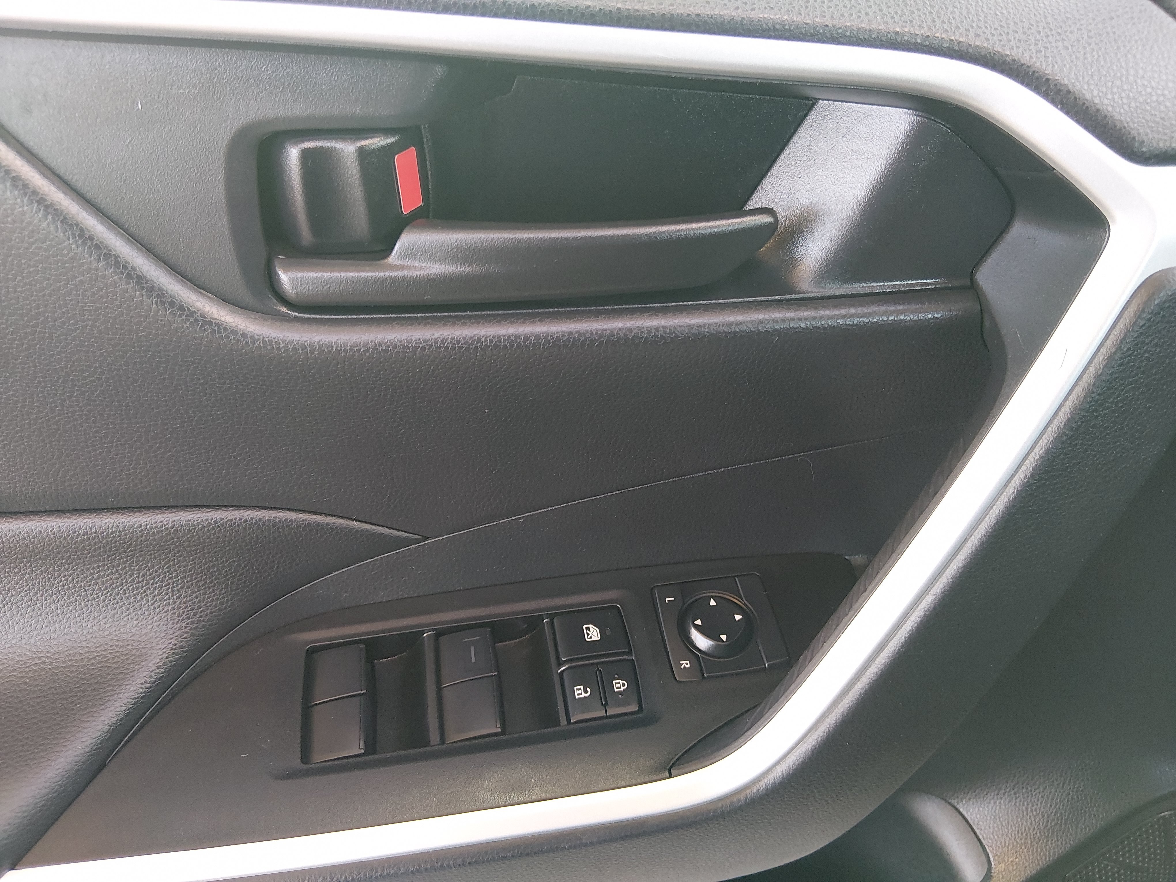 2025 Toyota RAV4 LE - Photo 19
