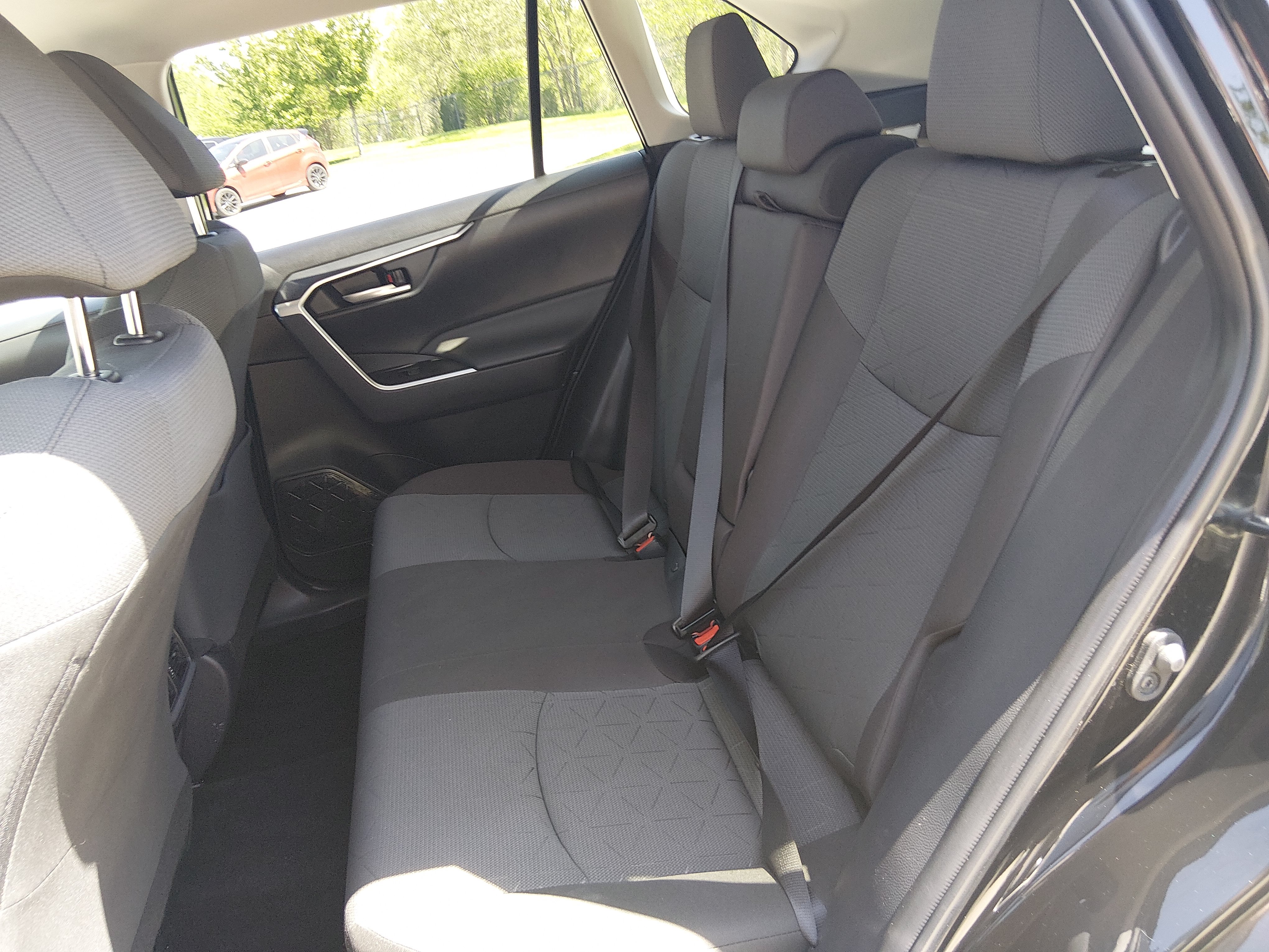 2025 Toyota RAV4 XLE - Photo 18