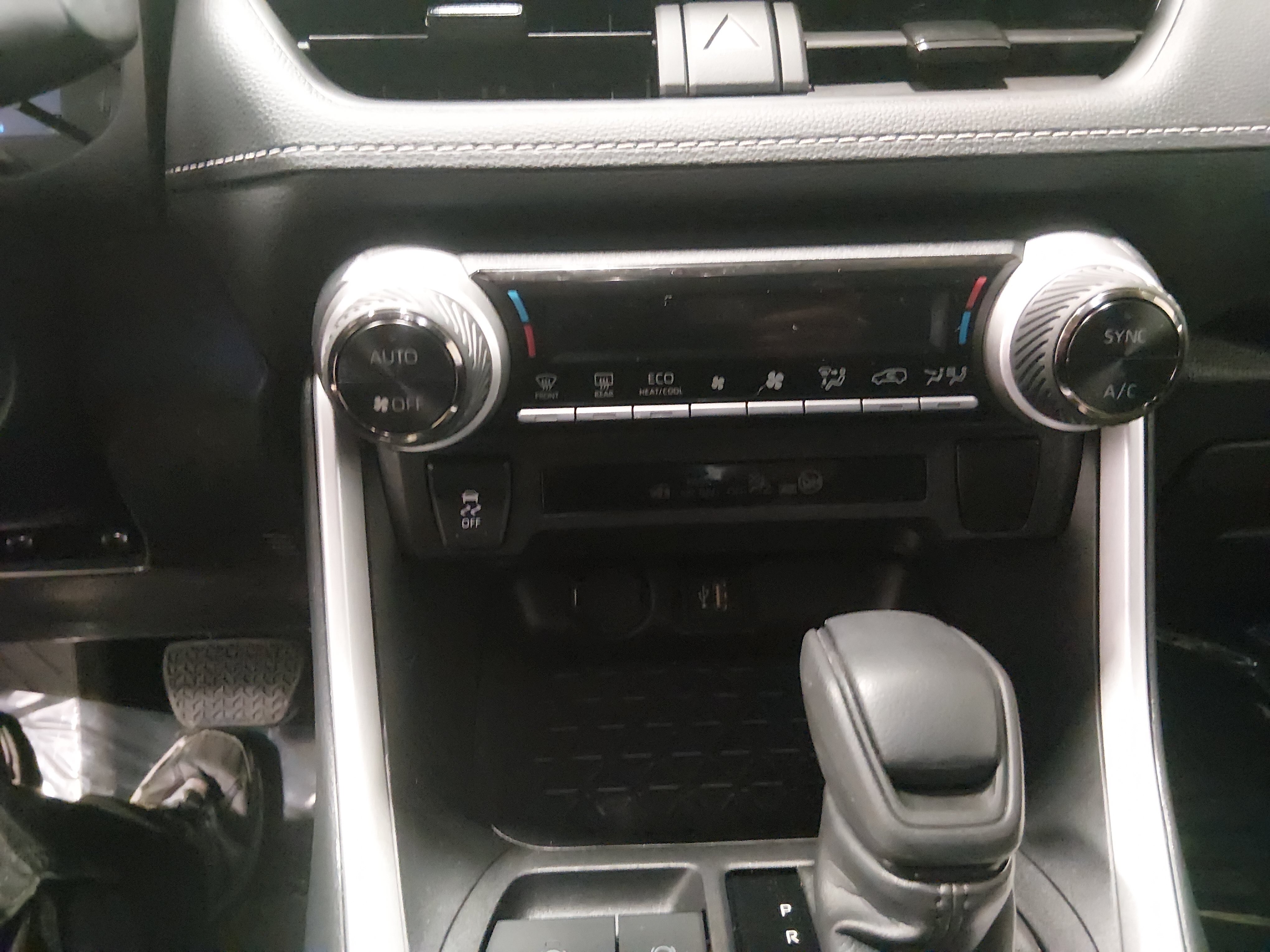 2025 Toyota RAV4 LE - Photo 13