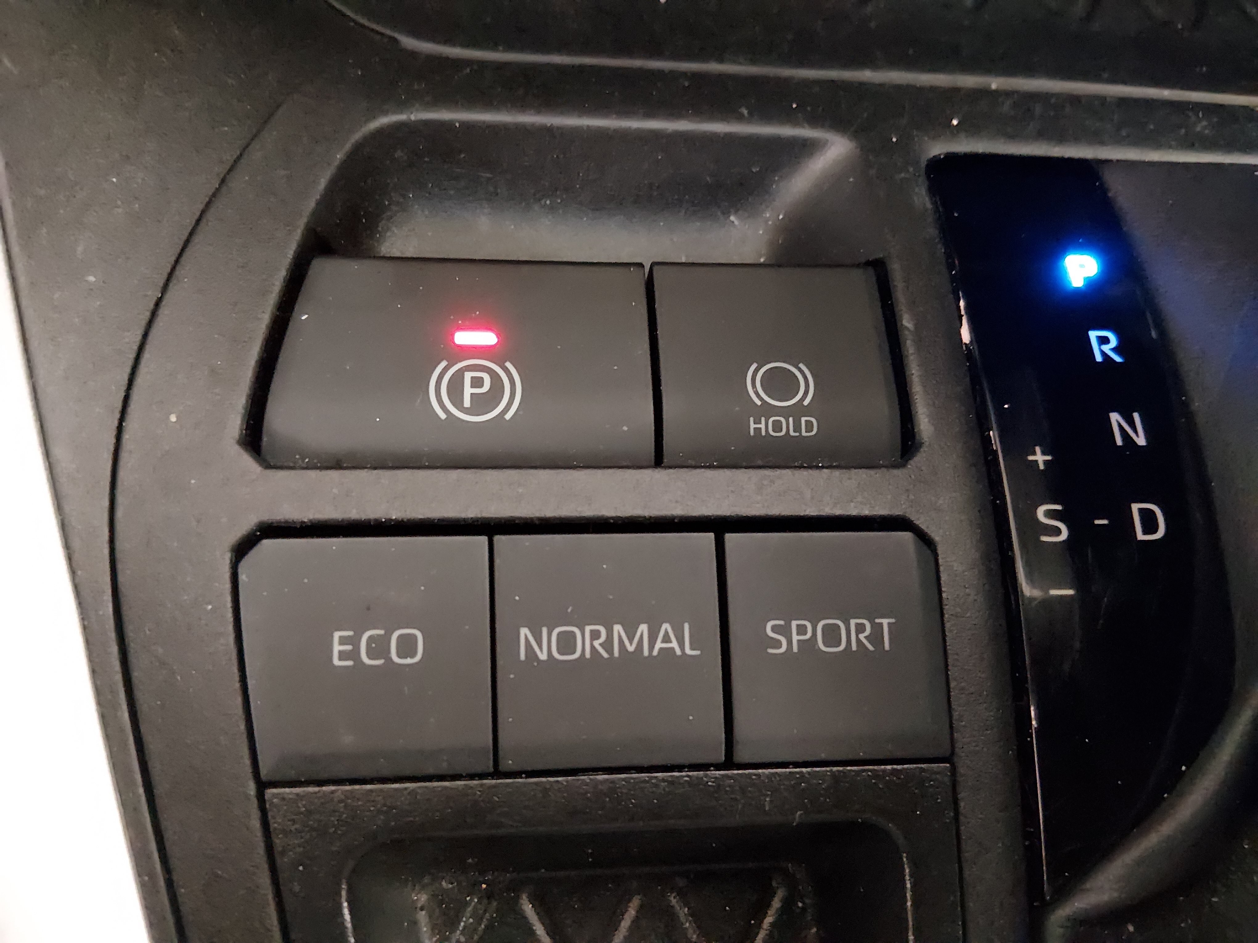 2024 Toyota RAV4 XLE - Photo 17