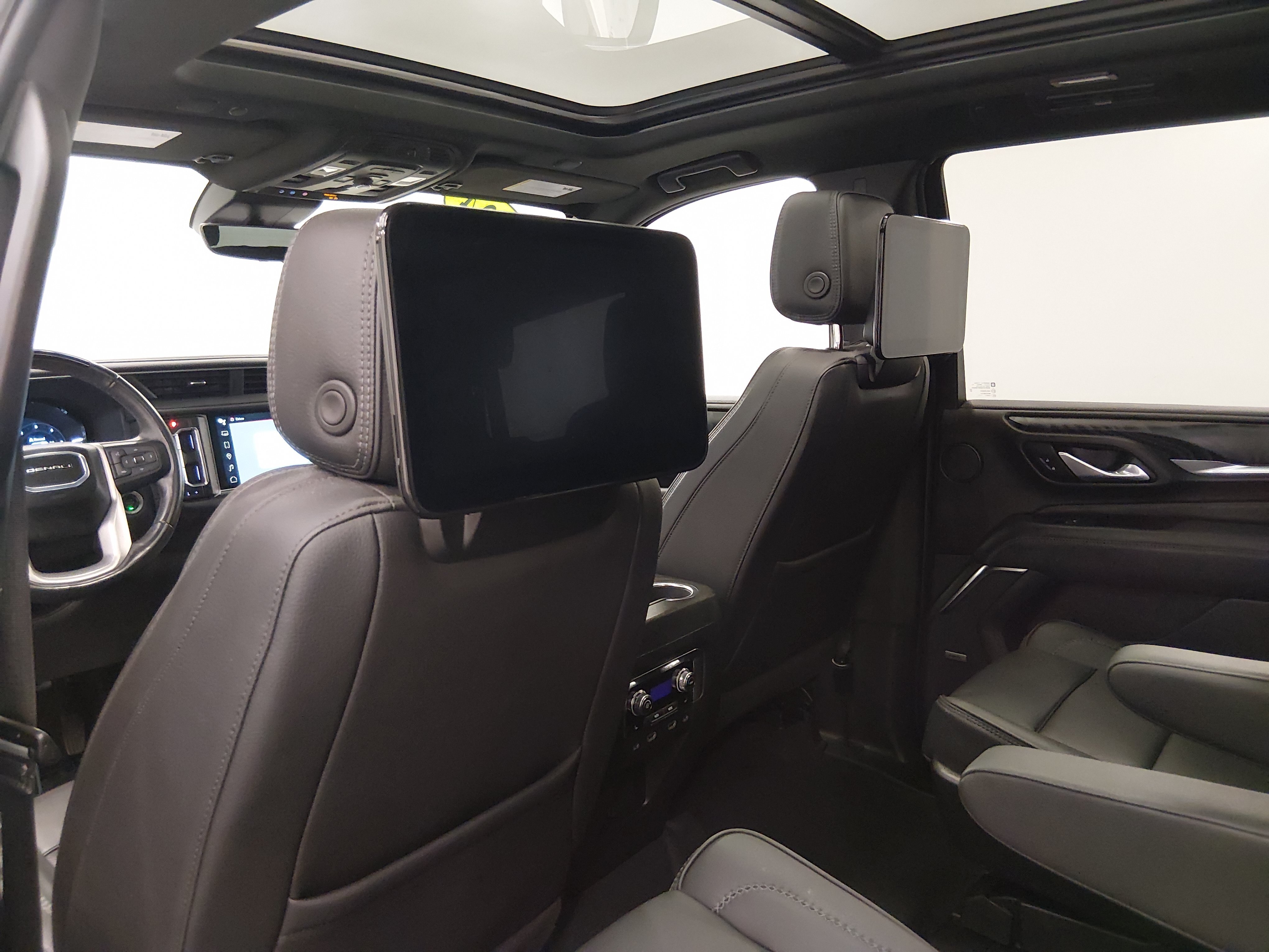 2024 GMC Yukon Denali - Photo 23