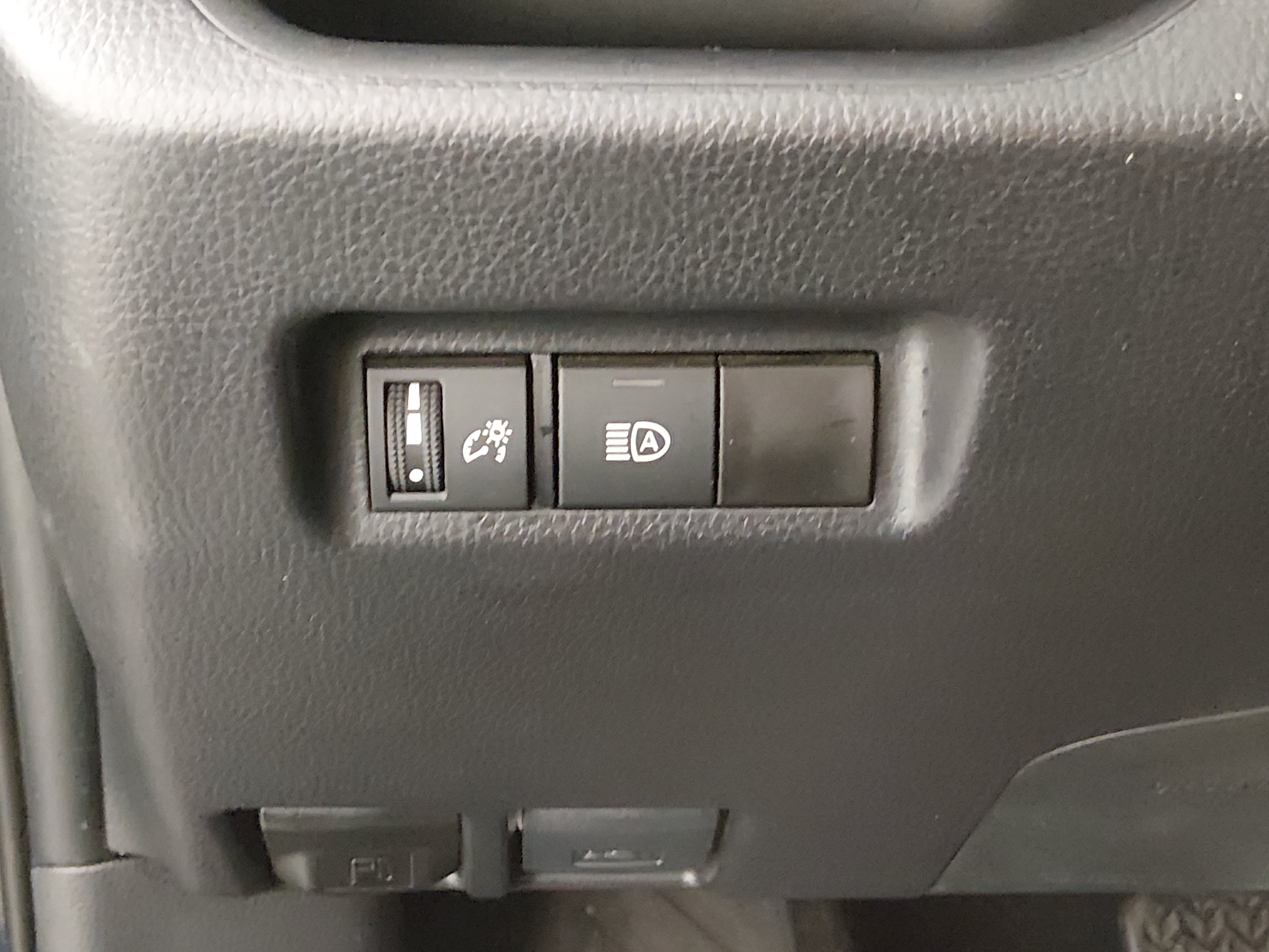 2025 Toyota RAV4 XLE - Photo 13