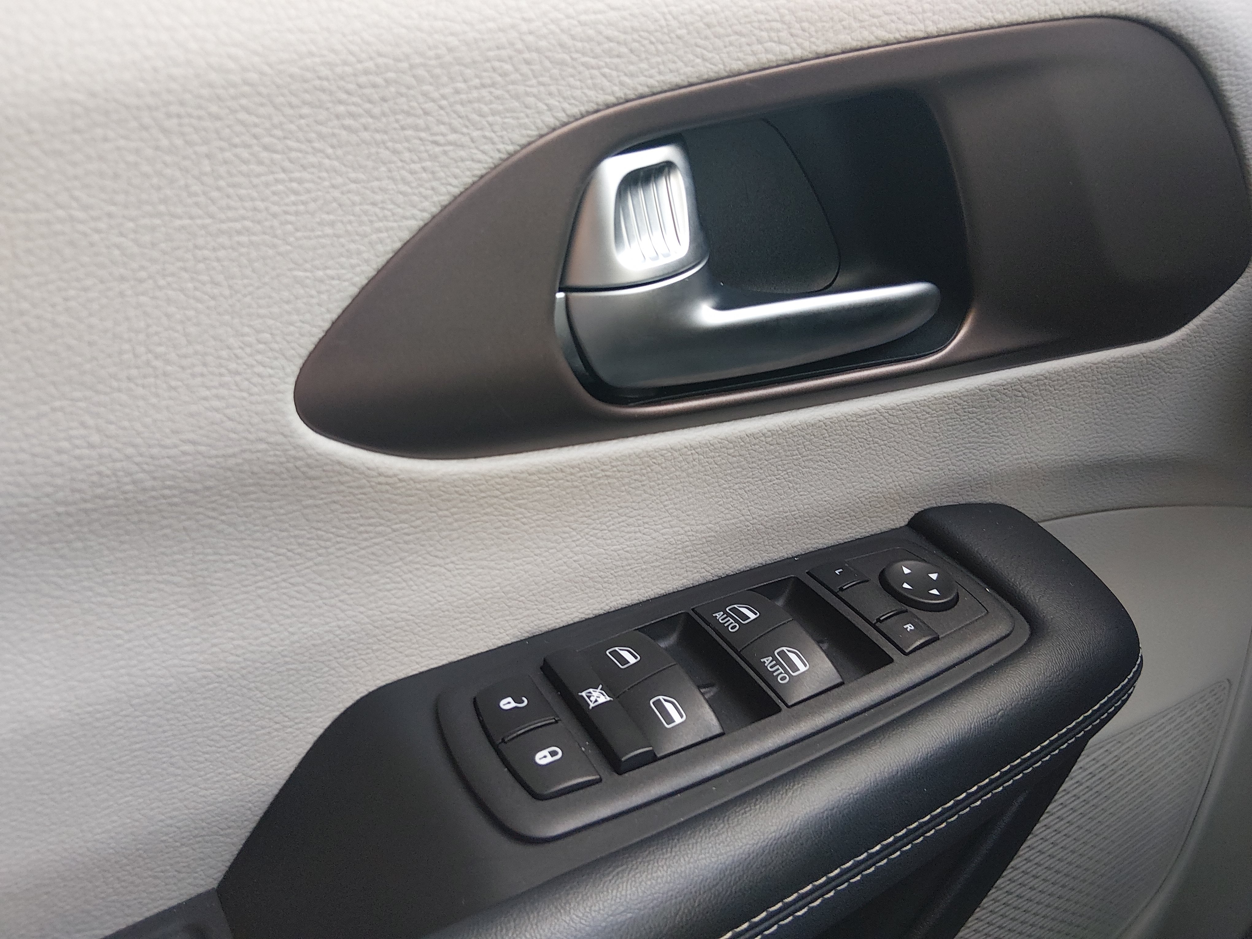 2023 Chrysler Voyager LX - Photo 19