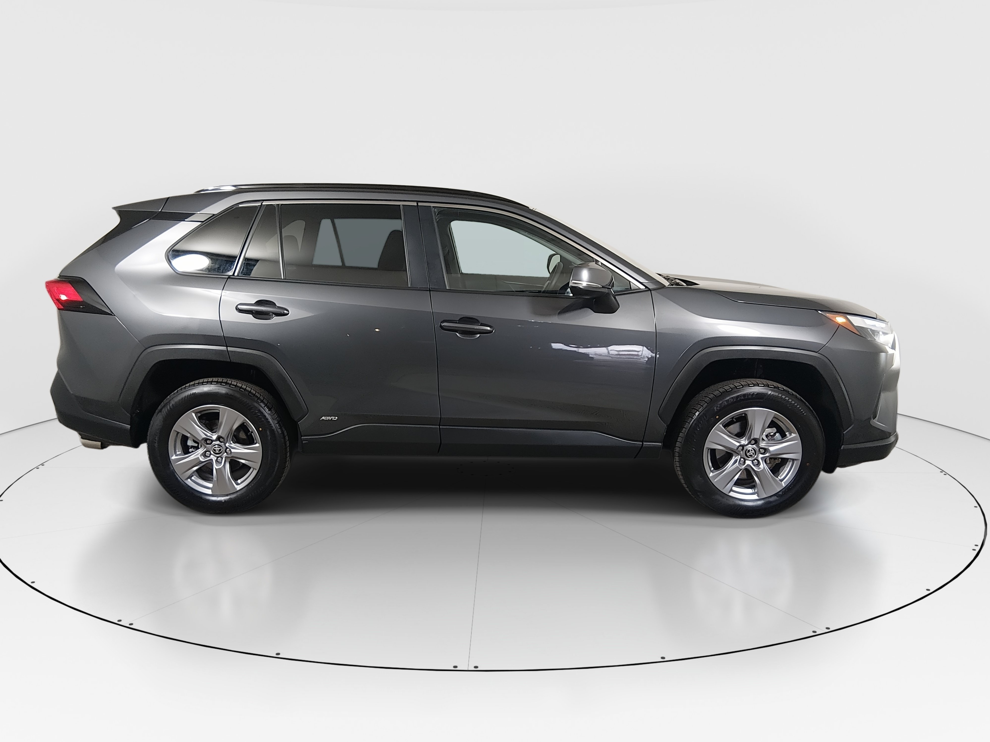 2025 Toyota RAV4 XLE - Photo 8