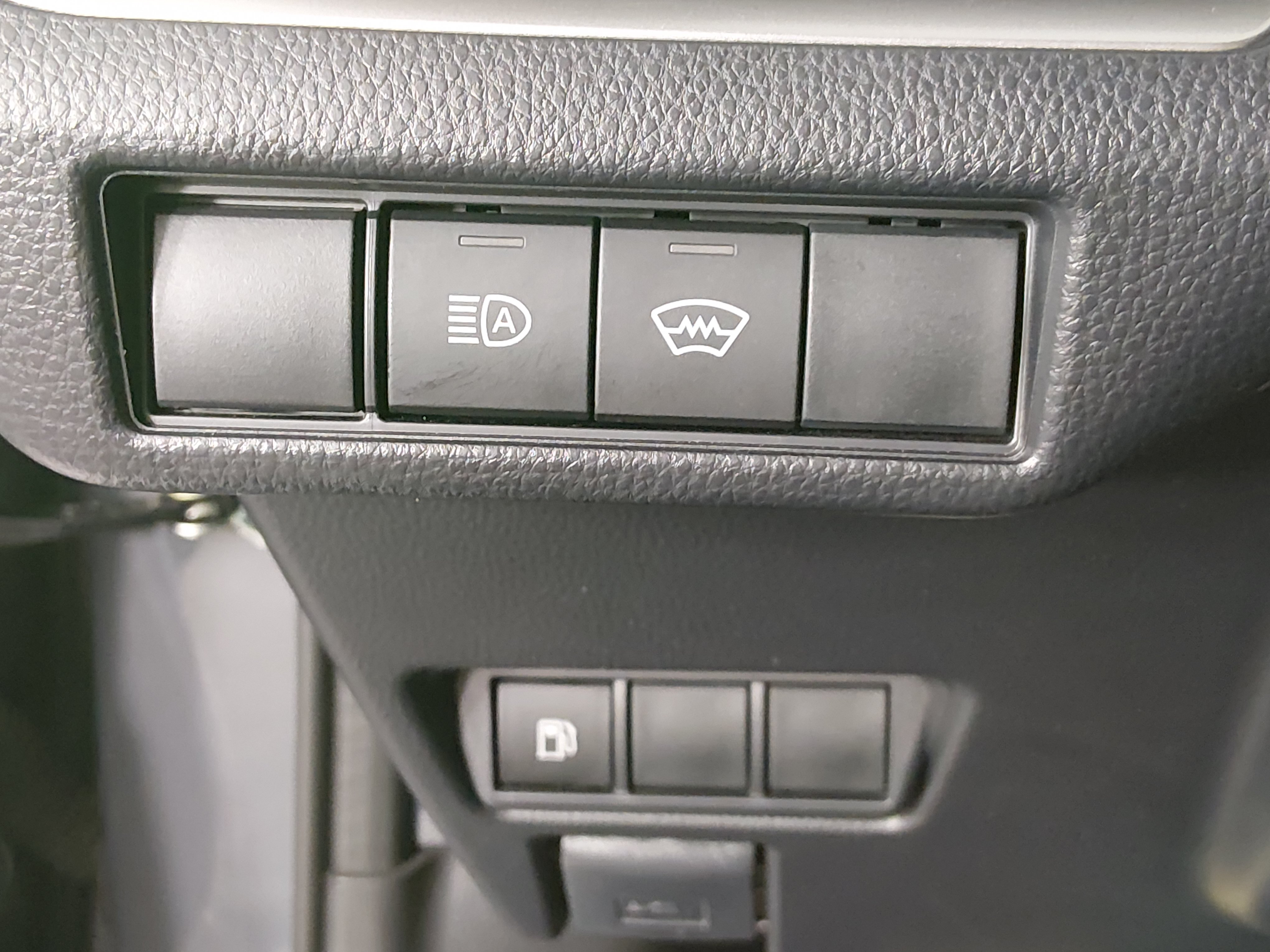 2025 Toyota Prius LE - Photo 13