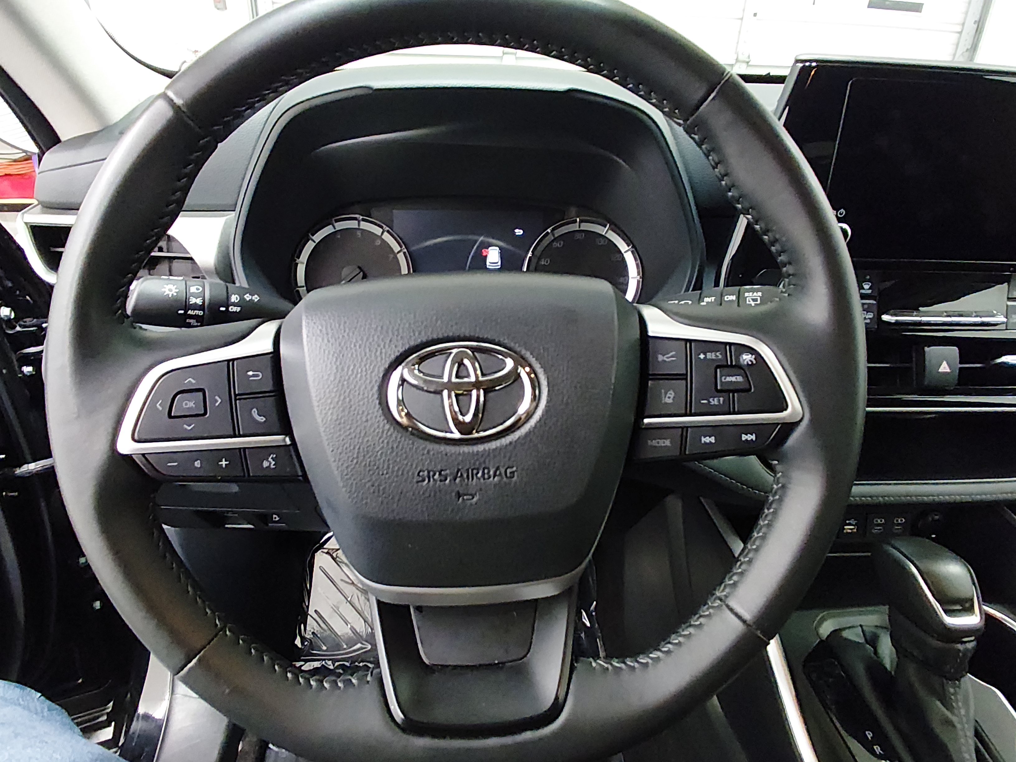 2025 Toyota Highlander LE - Photo 12