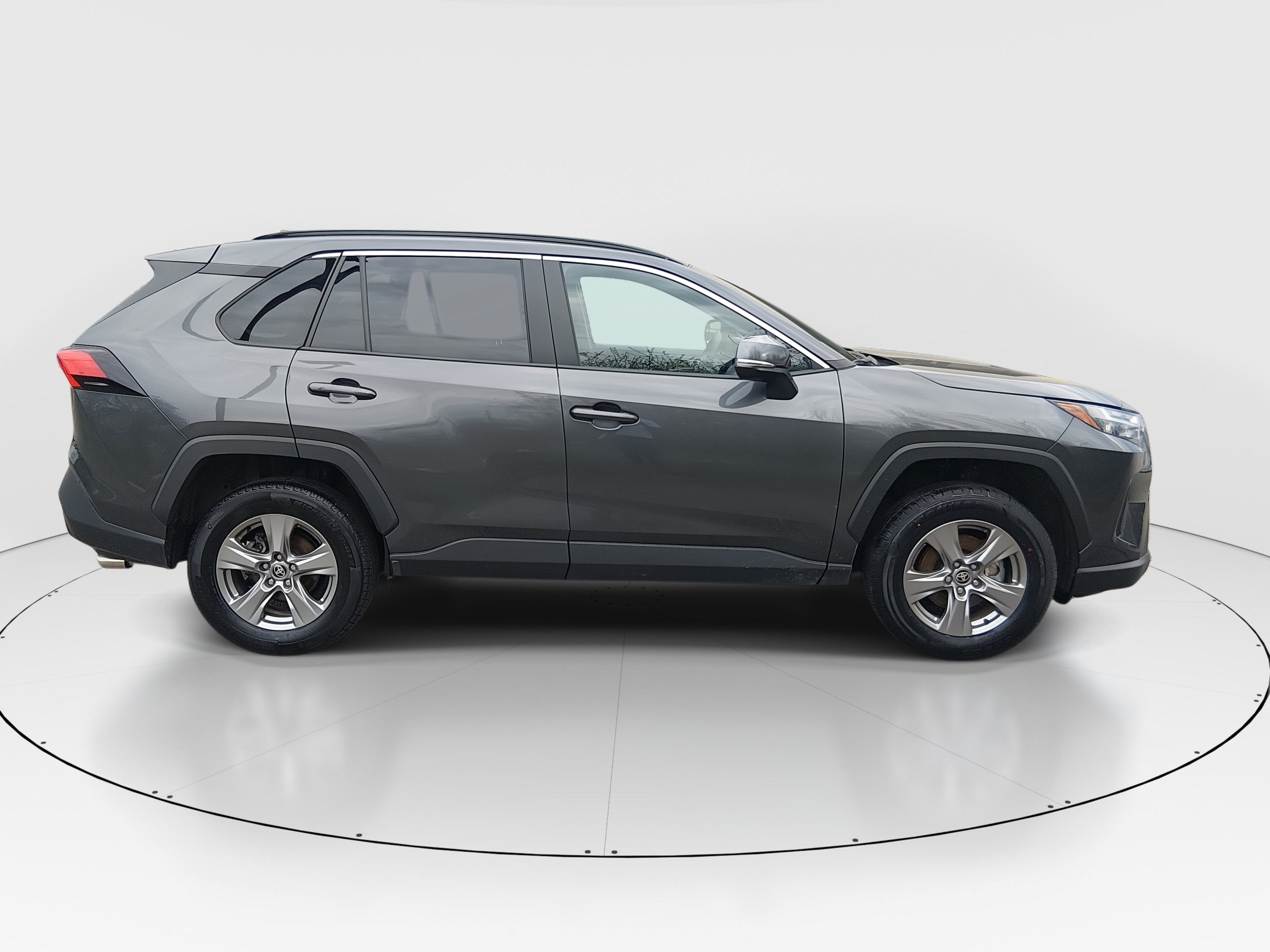 2025 Toyota RAV4 XLE - Photo 8