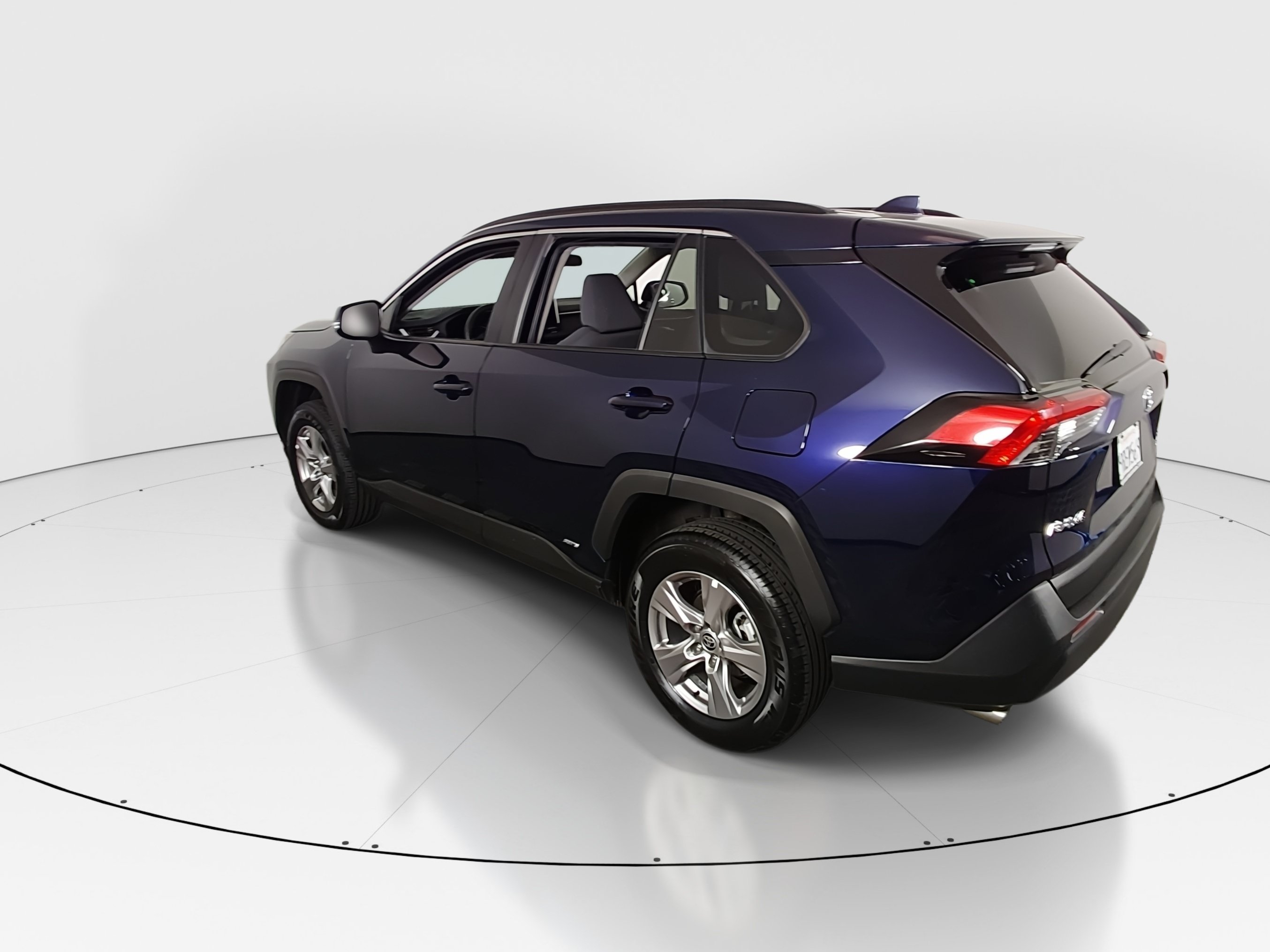 2025 Toyota RAV4 XLE - Photo 5