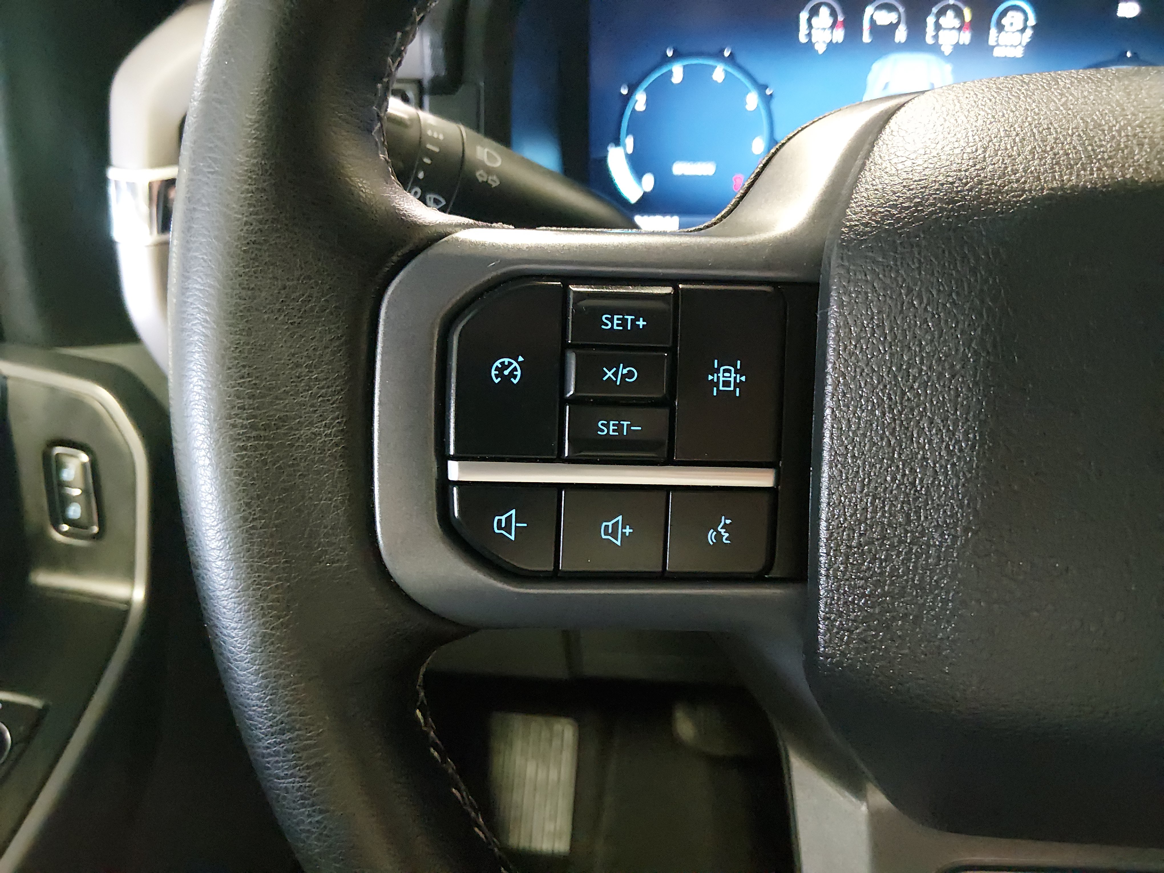 2025 Ford F-150 XLT - Photo 9