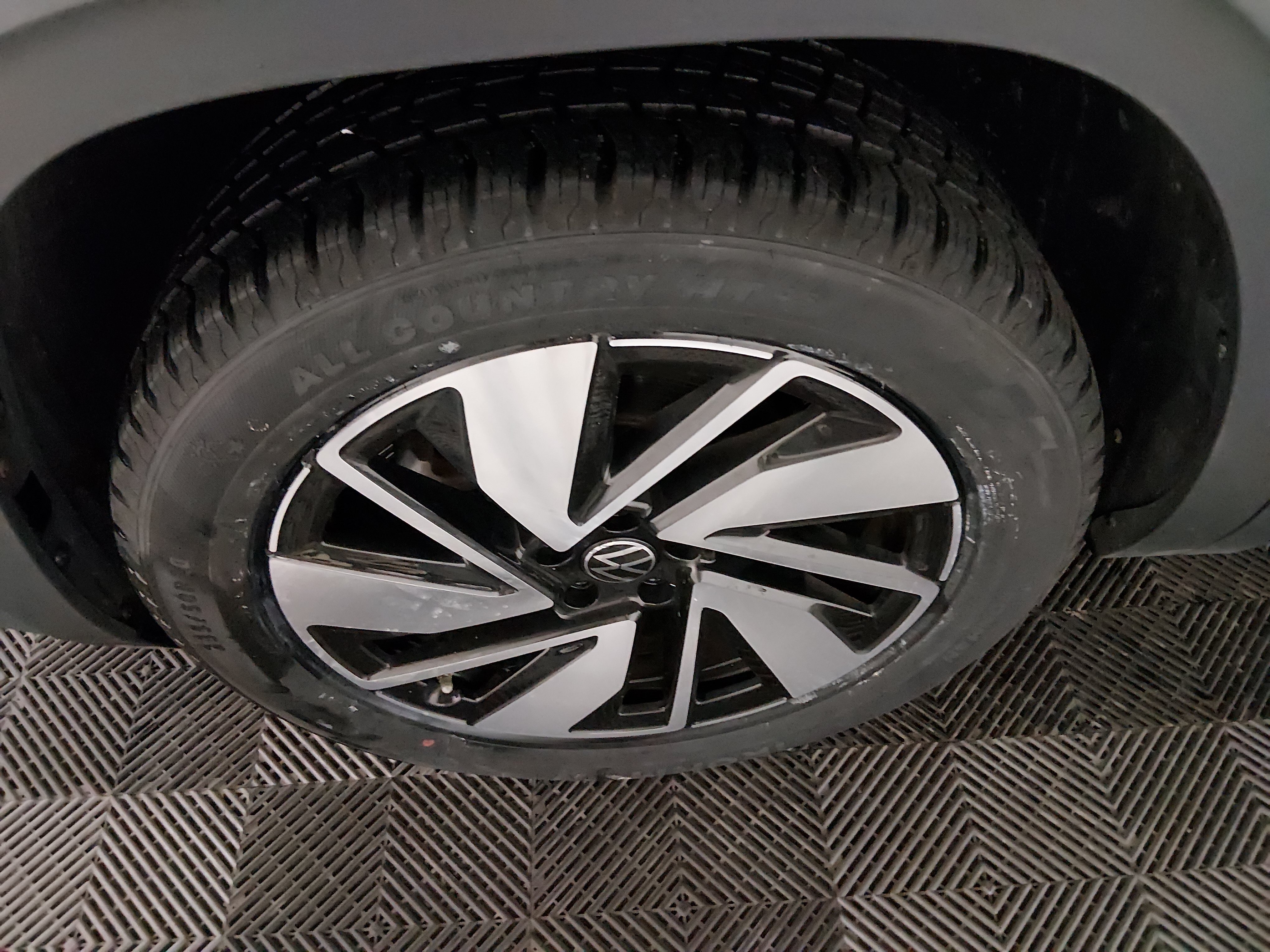 2025 Volkswagen Atlas SE w/Tech - Photo 10