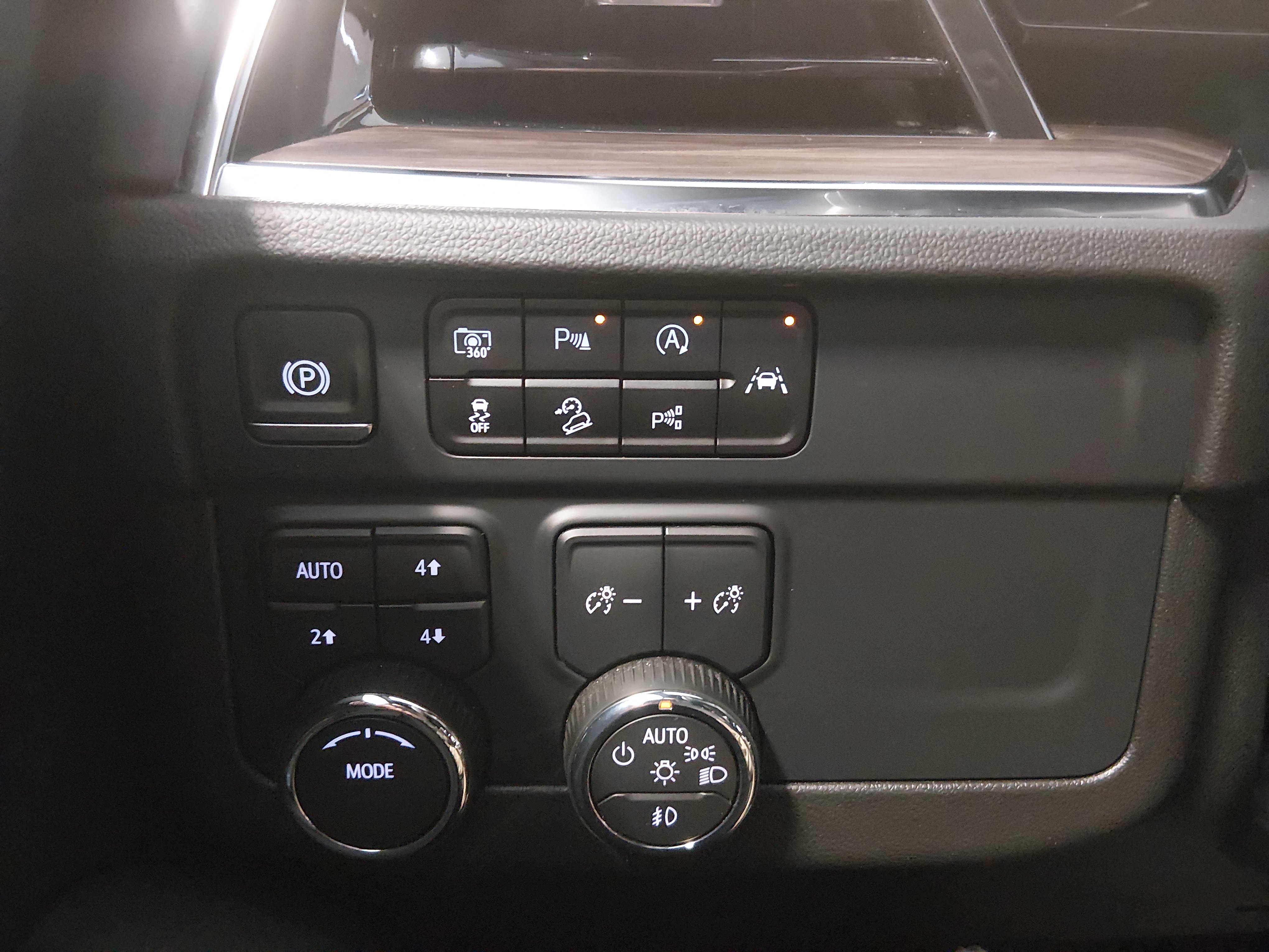 2025 Chevrolet Suburban Z71 - Photo 13