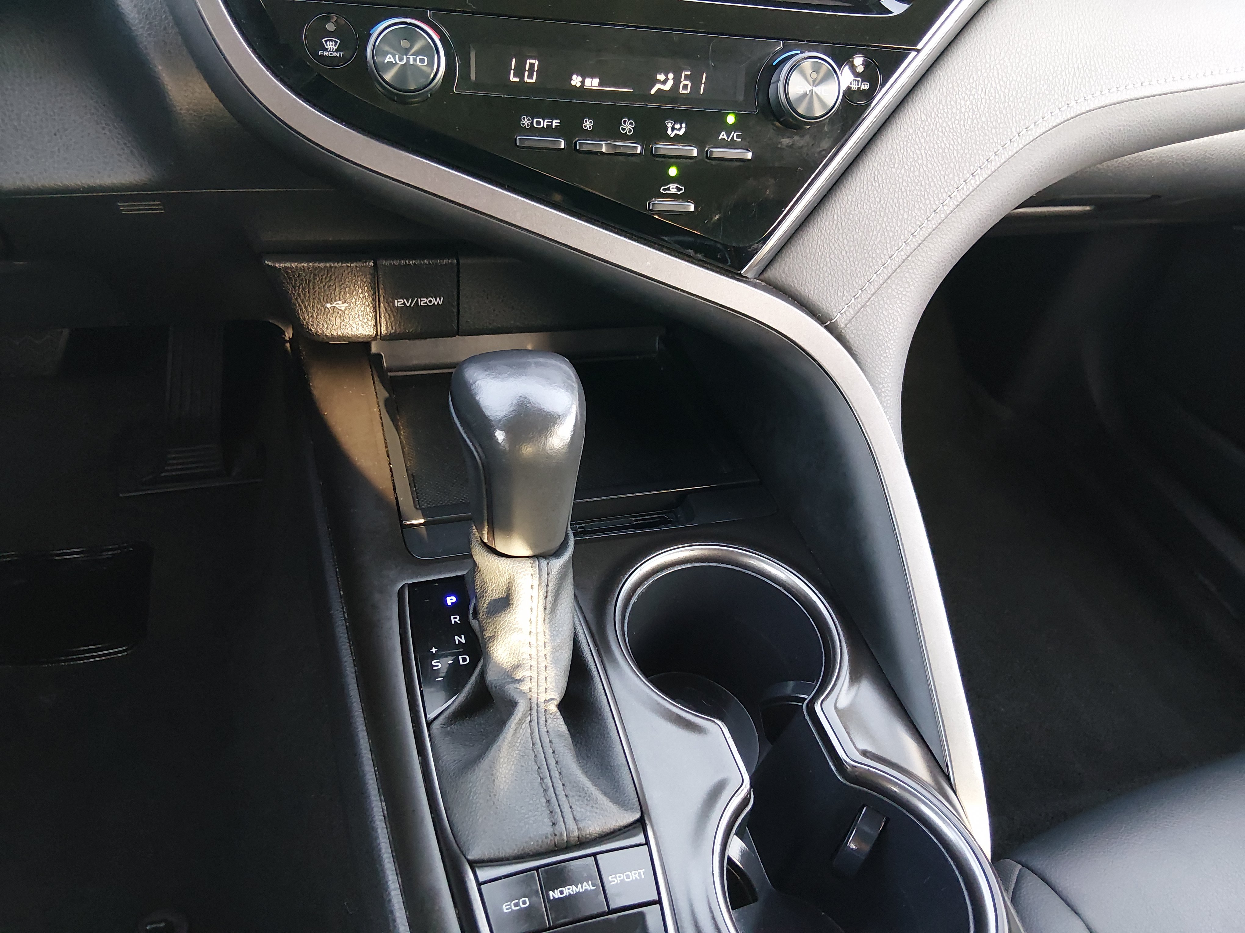 2024 Toyota Camry SE - Photo 13