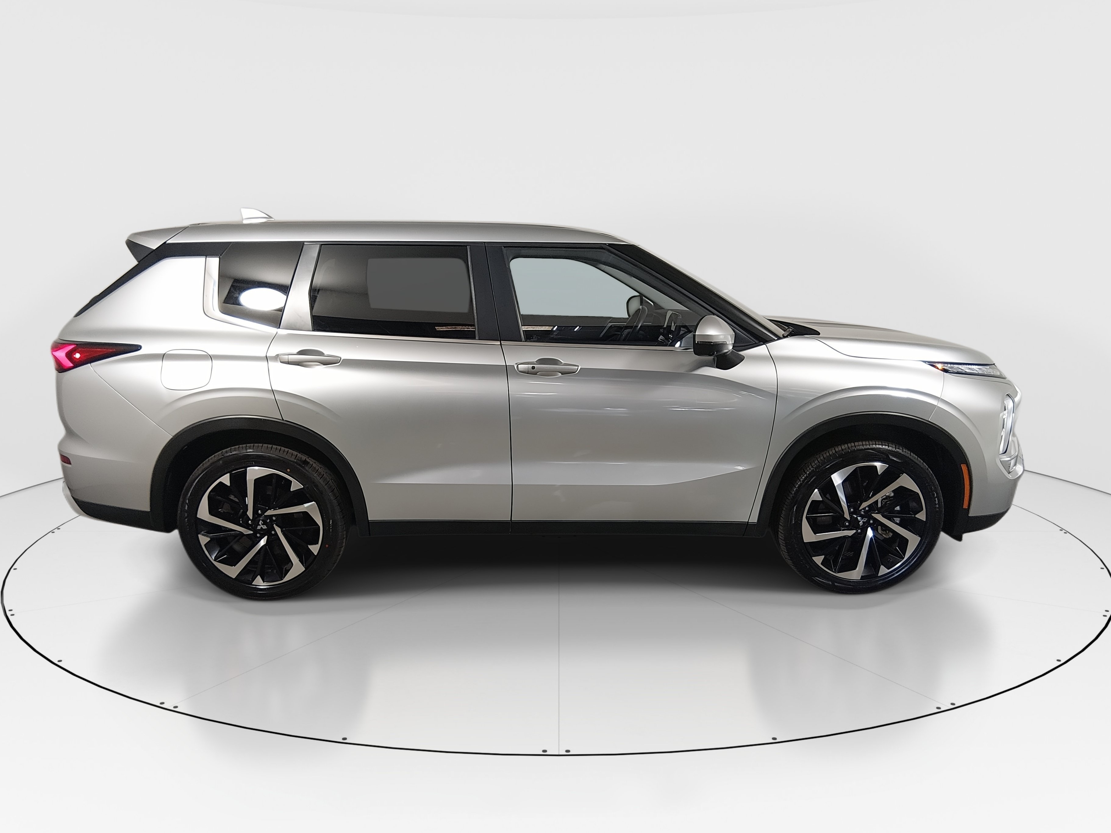 2024 Mitsubishi Outlander SE - Photo 8