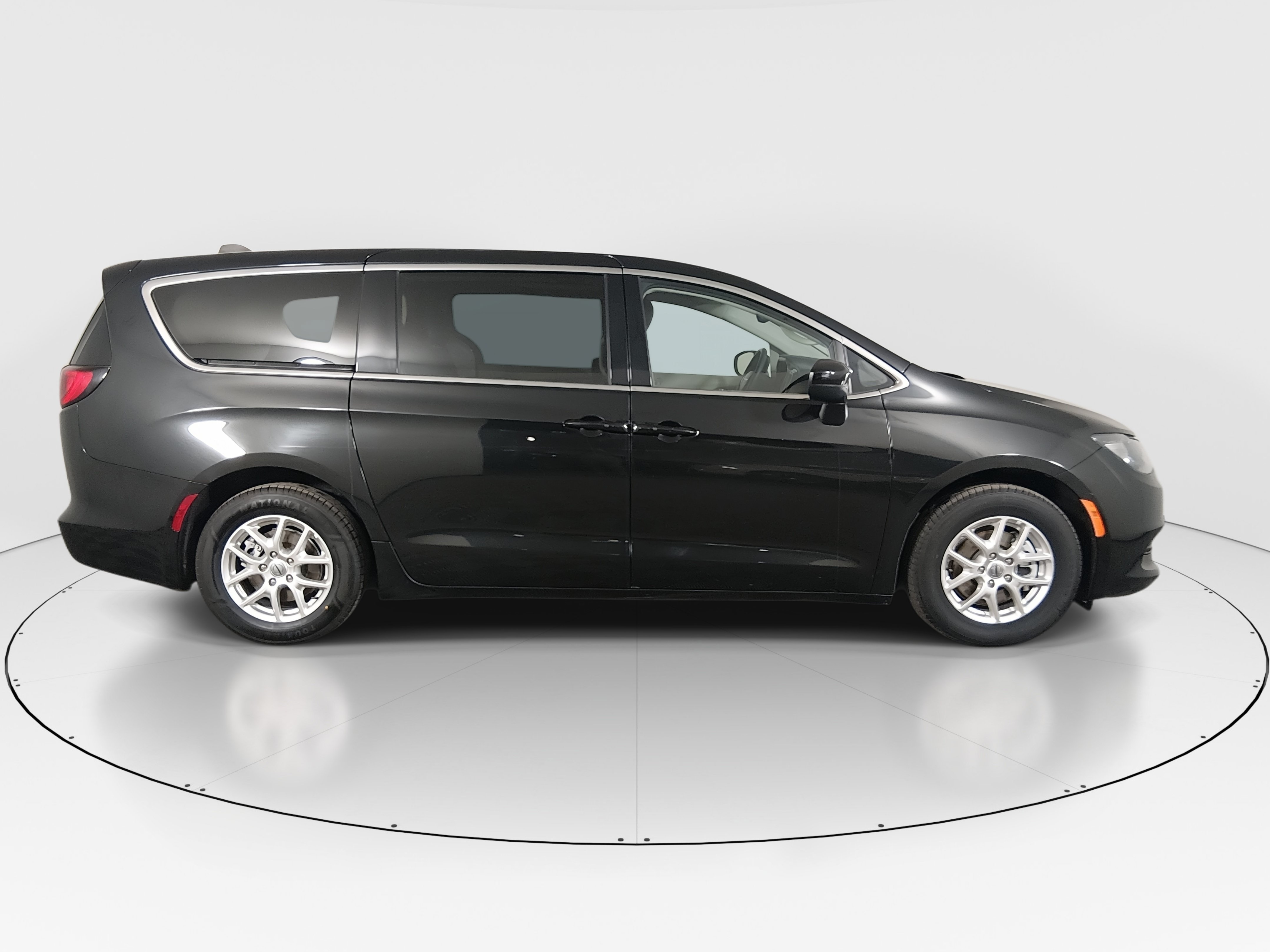 2023 Chrysler Voyager LX - Photo 8