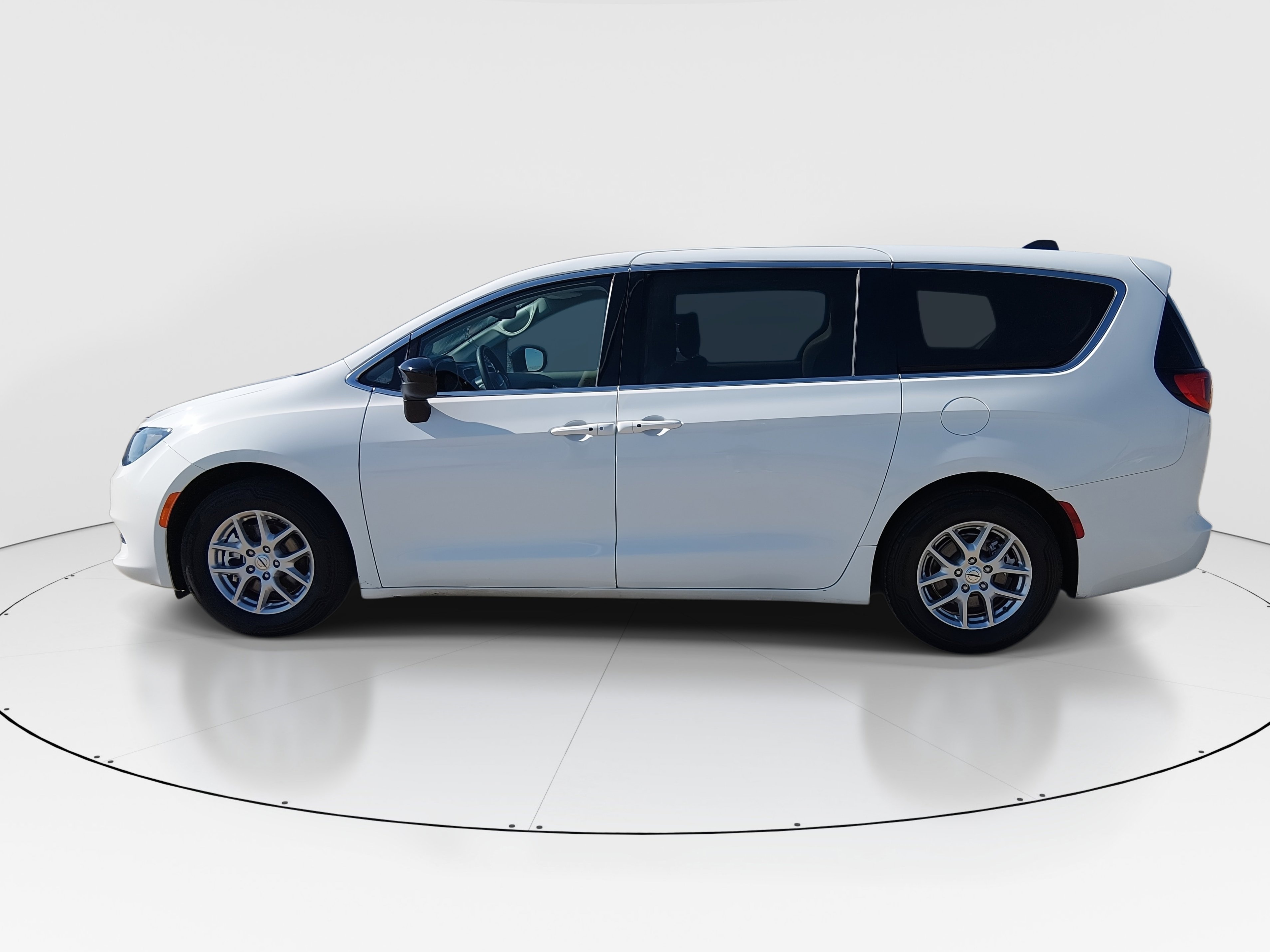 2024 Chrysler Voyager LX - Photo 4