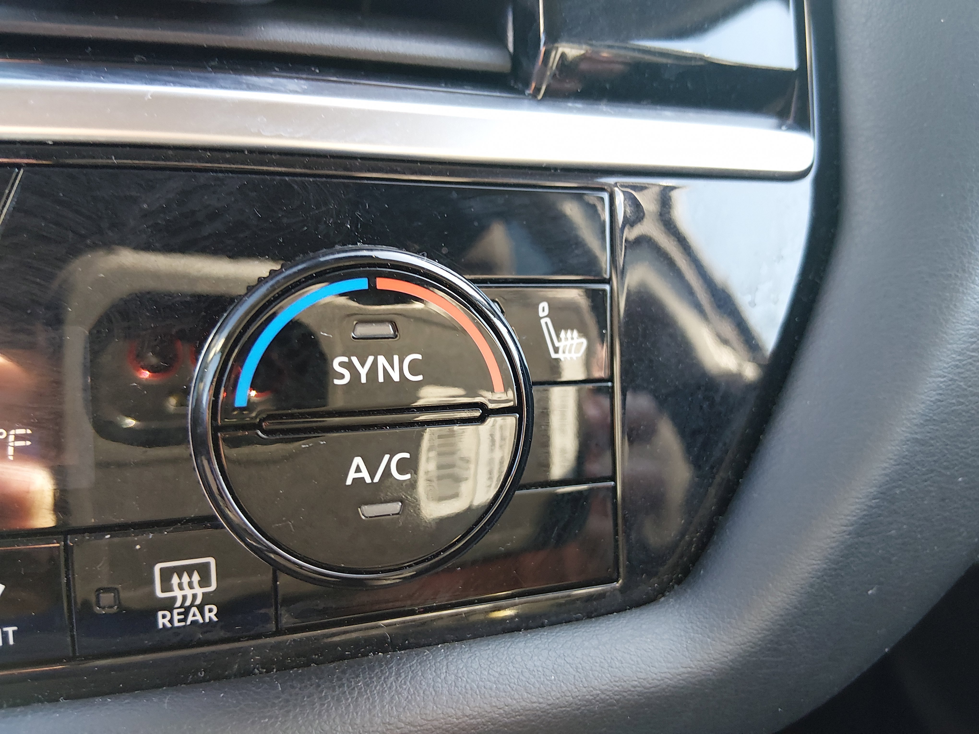 2025 Nissan Pathfinder SV - Photo 18