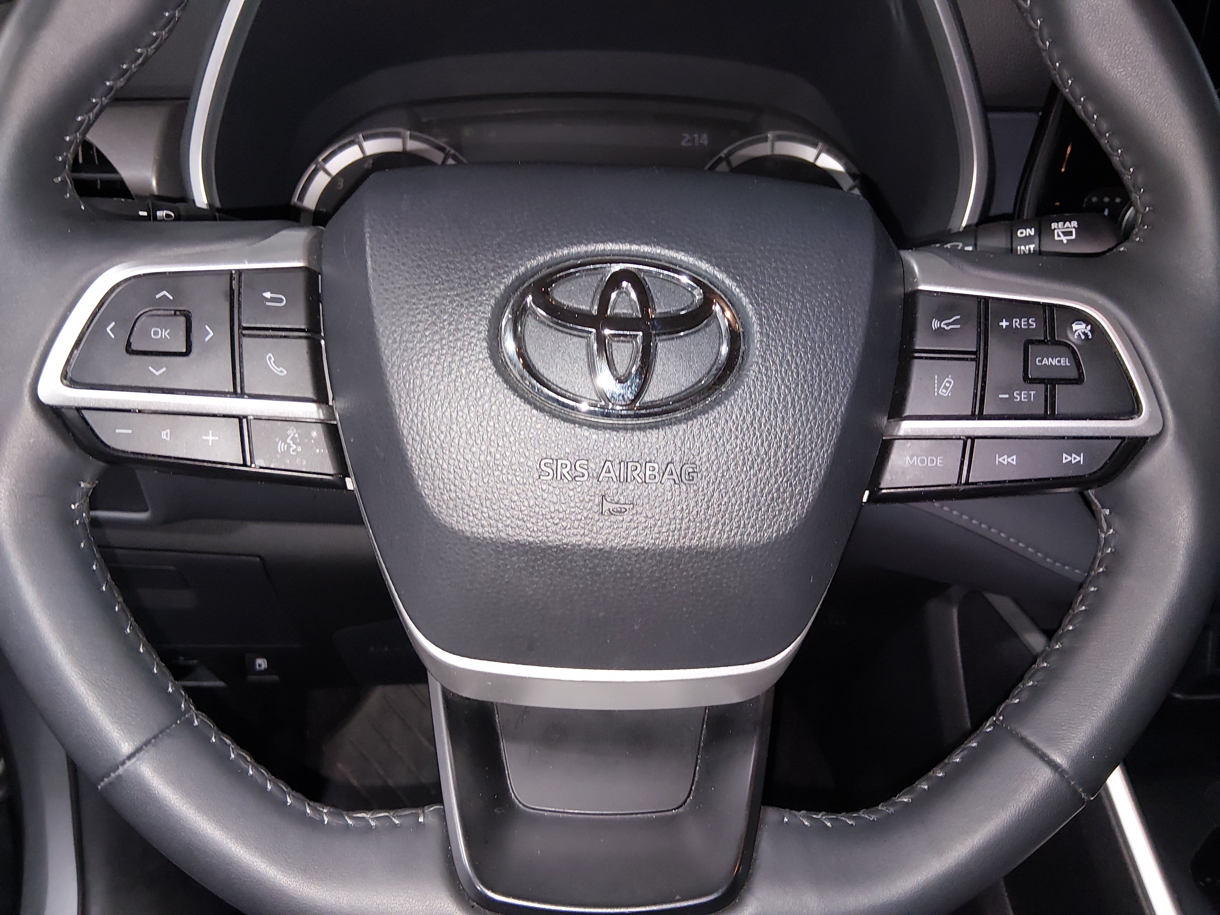 2025 Toyota Highlander XLE - Photo 12
