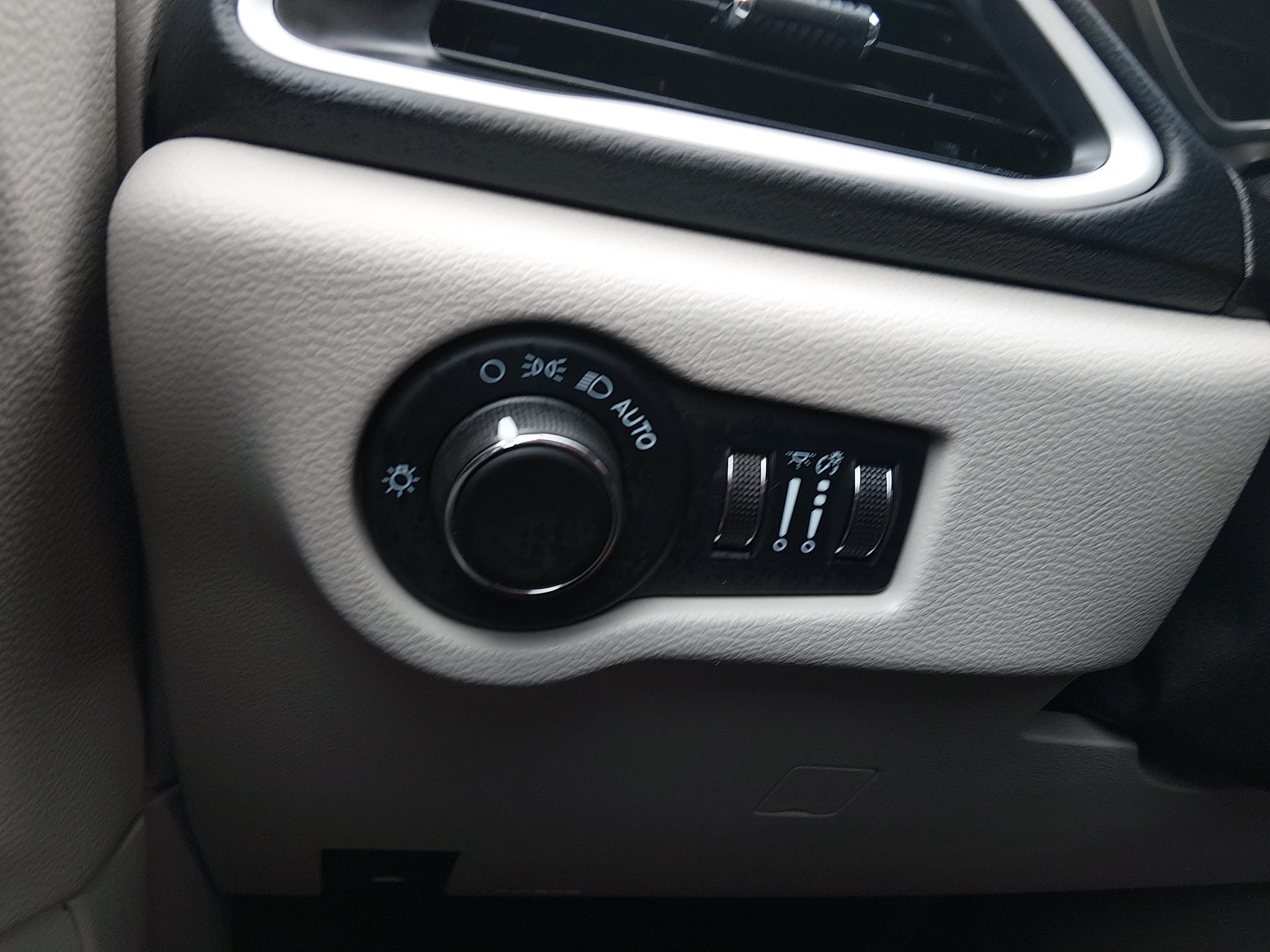 2023 Chrysler Voyager LX - Photo 13