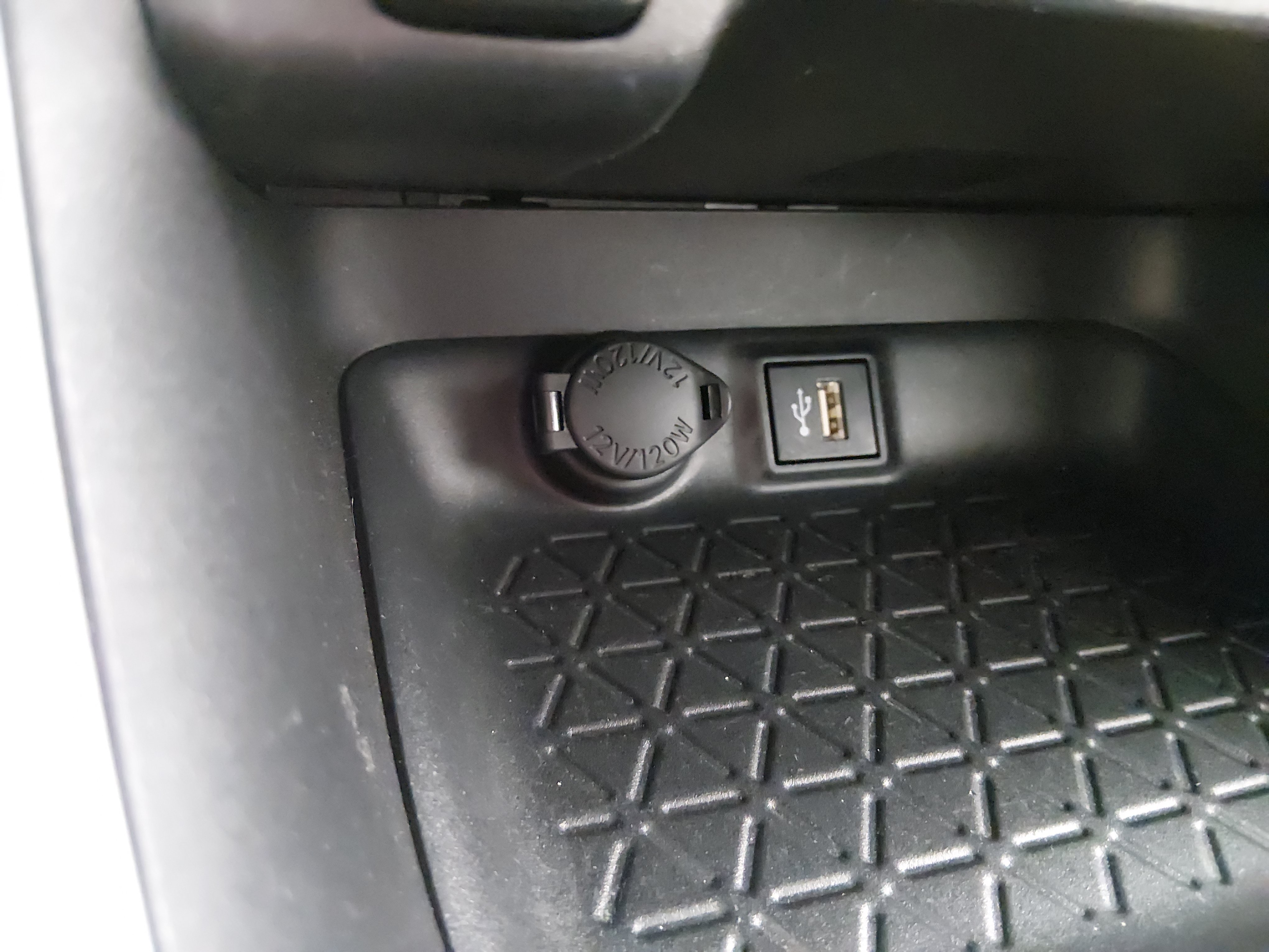 2025 Toyota RAV4 XLE - Photo 18