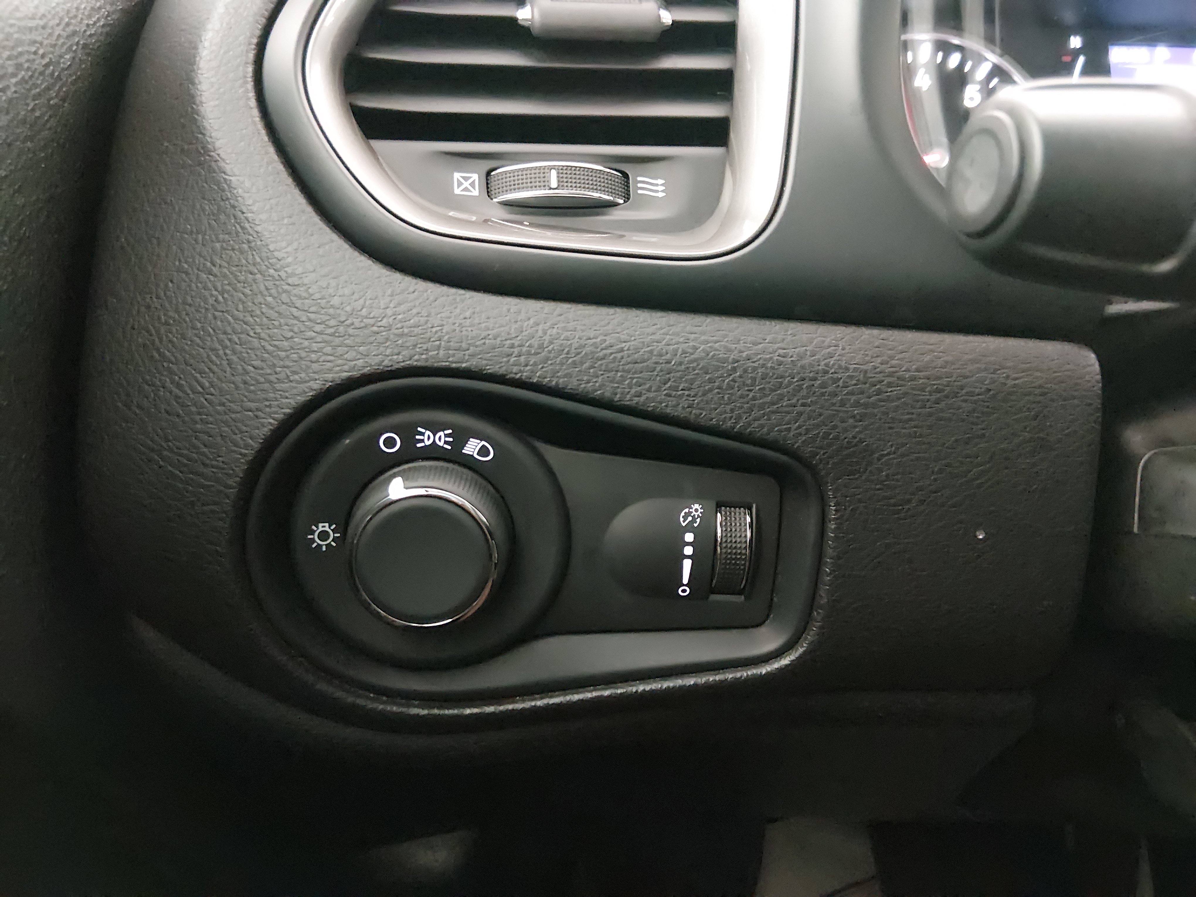 2023 Jeep Renegade Latitude - Photo 13