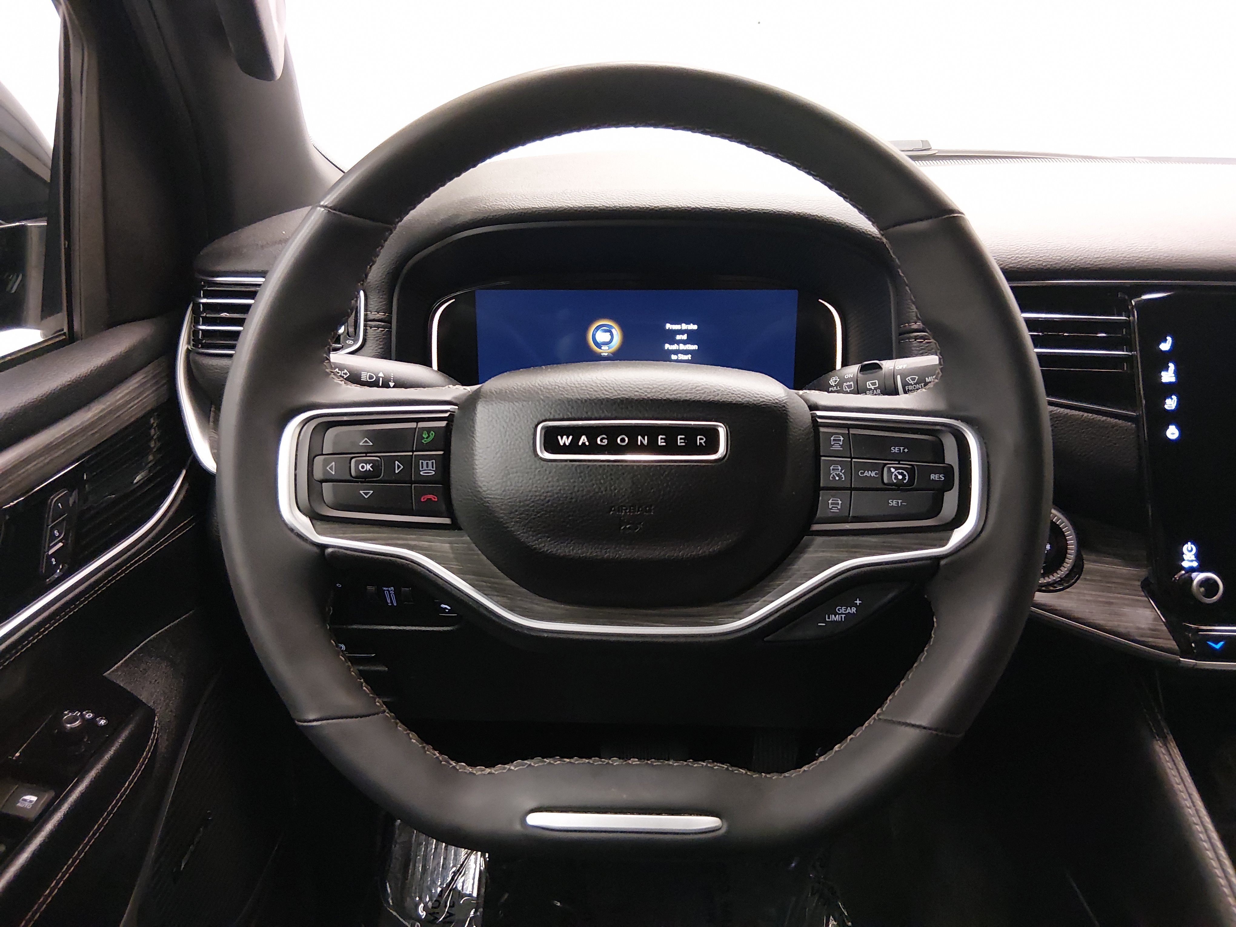 2024 Jeep Wagoneer L Series II - Photo 12