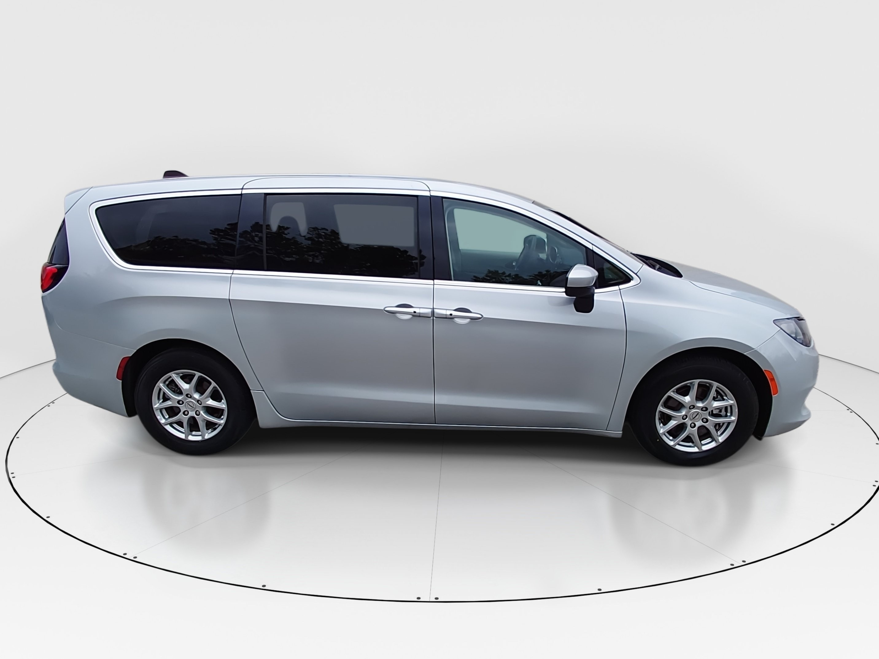 2023 Chrysler Voyager LX - Photo 8