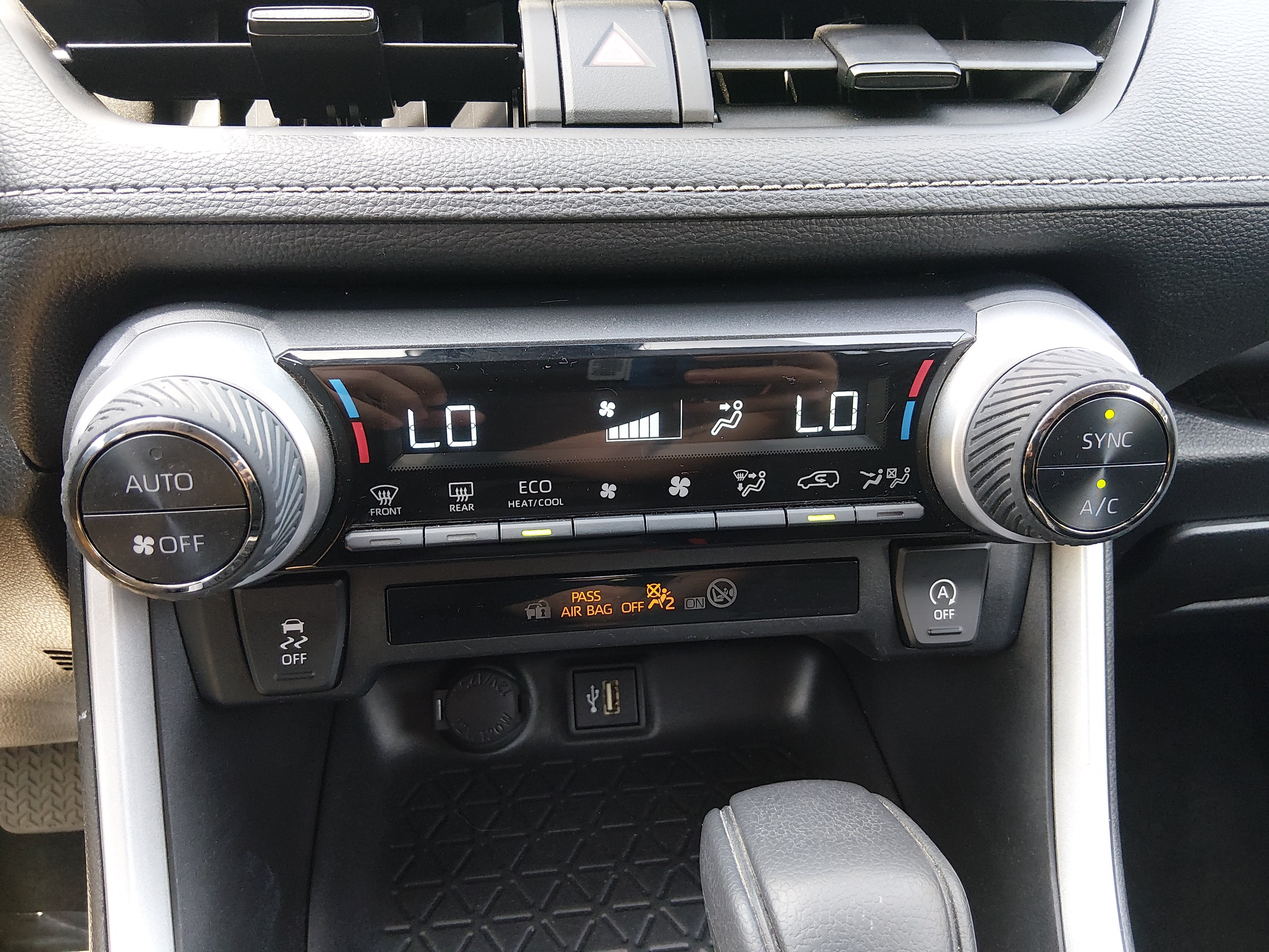 2024 Toyota RAV4 XLE - Photo 13