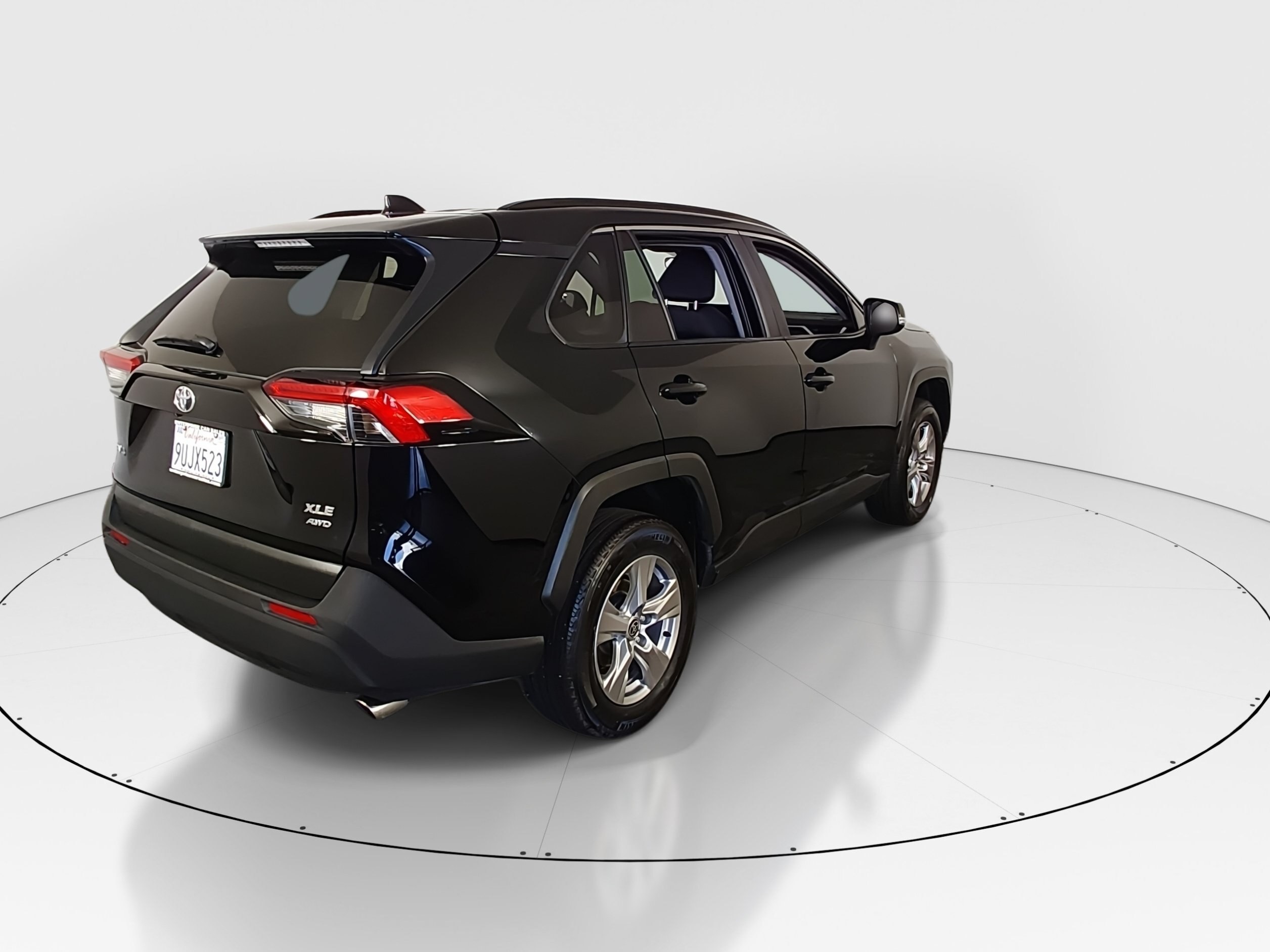2025 Toyota RAV4 XLE - Photo 7