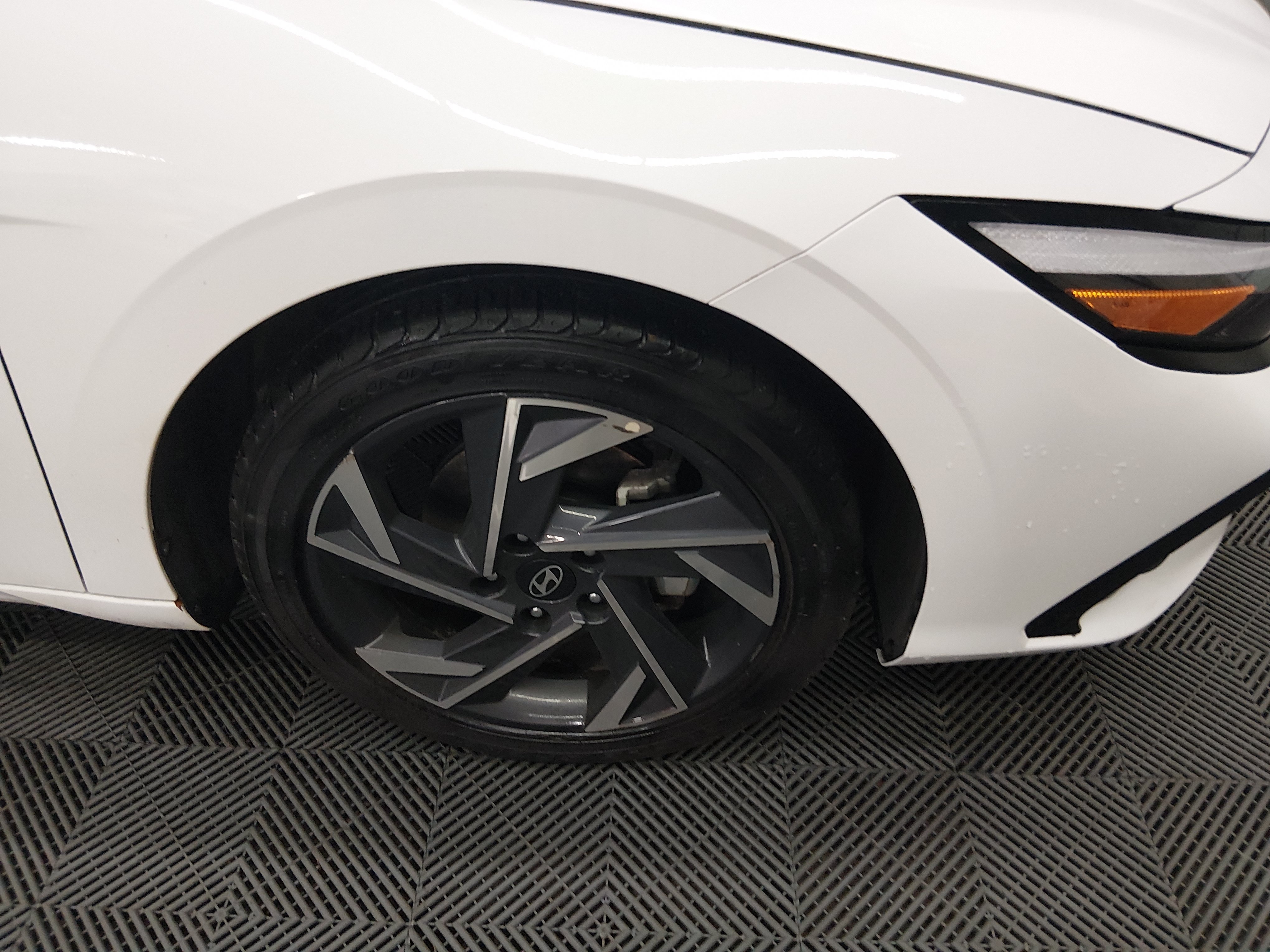 2024 Hyundai Elantra Limited - Photo 10
