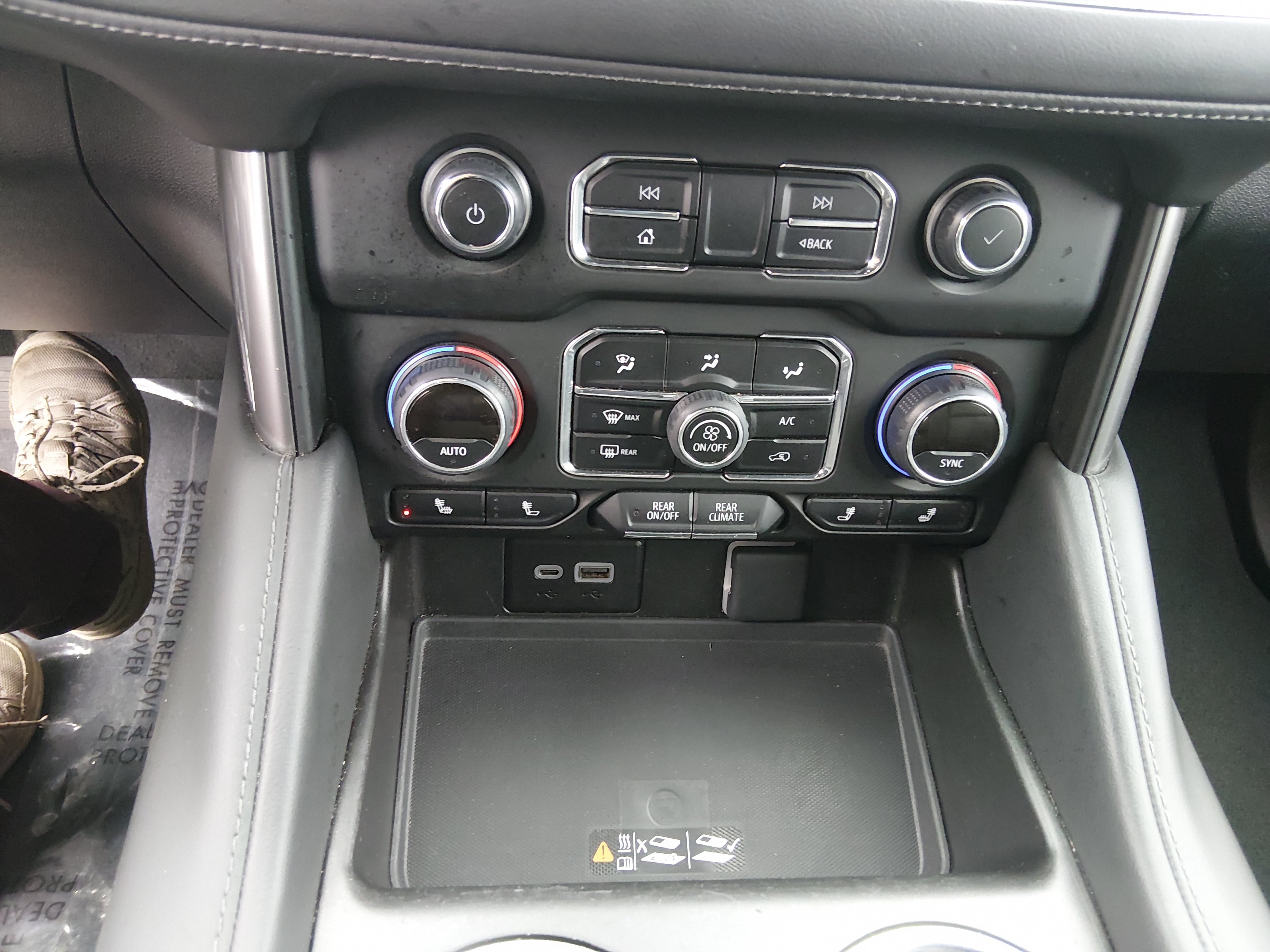 2024 Chevrolet Suburban LT - Photo 19