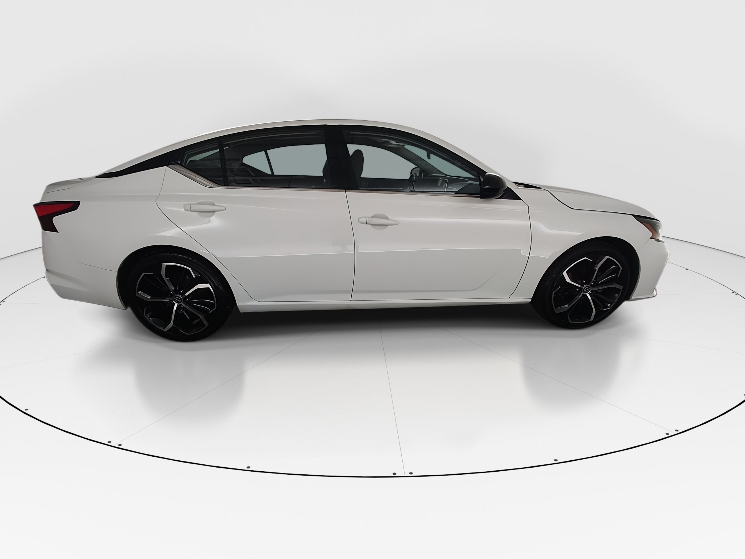 2023 Nissan Altima SR - Photo 8