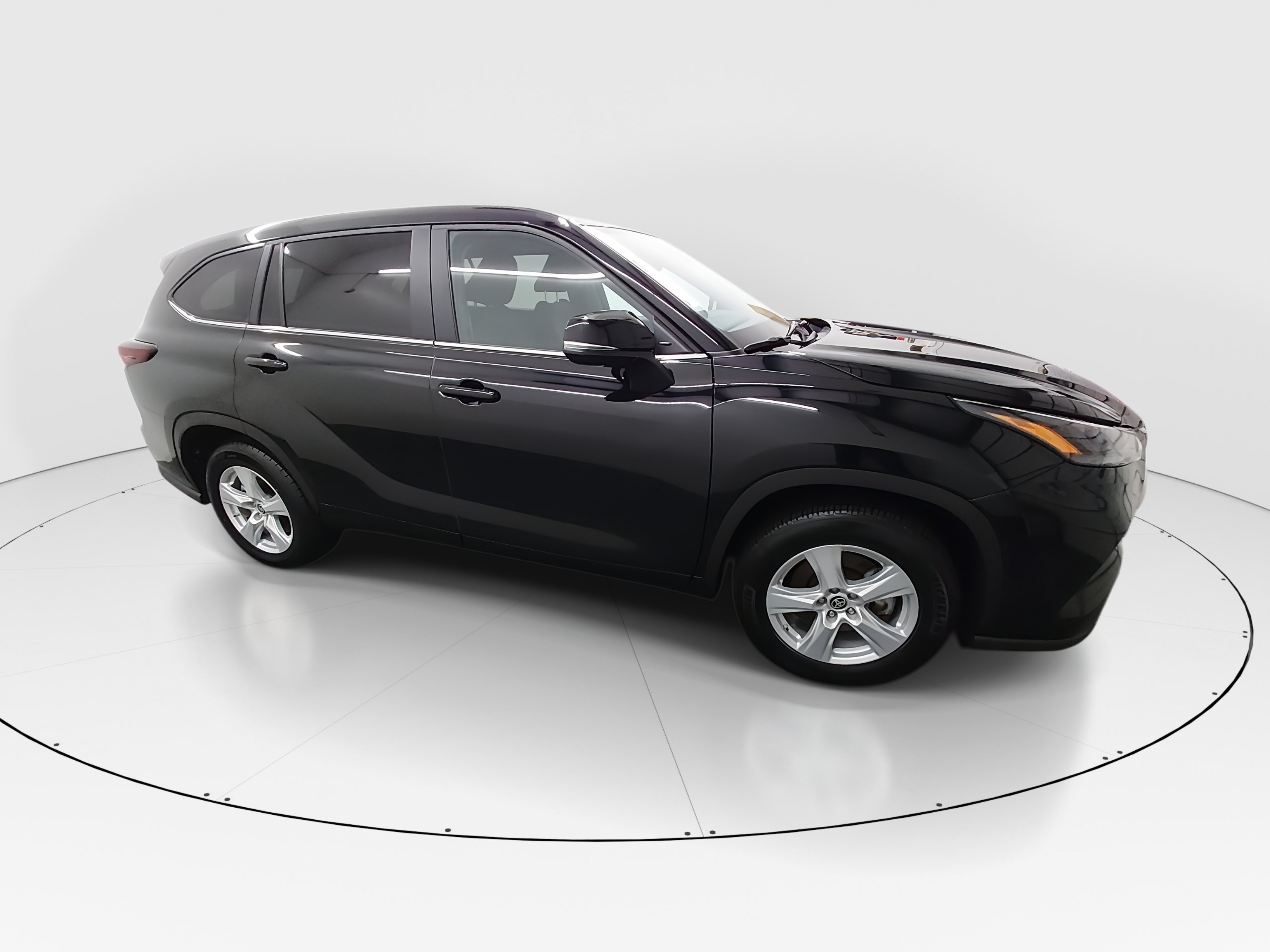 2025 Toyota Highlander LE - Photo 8