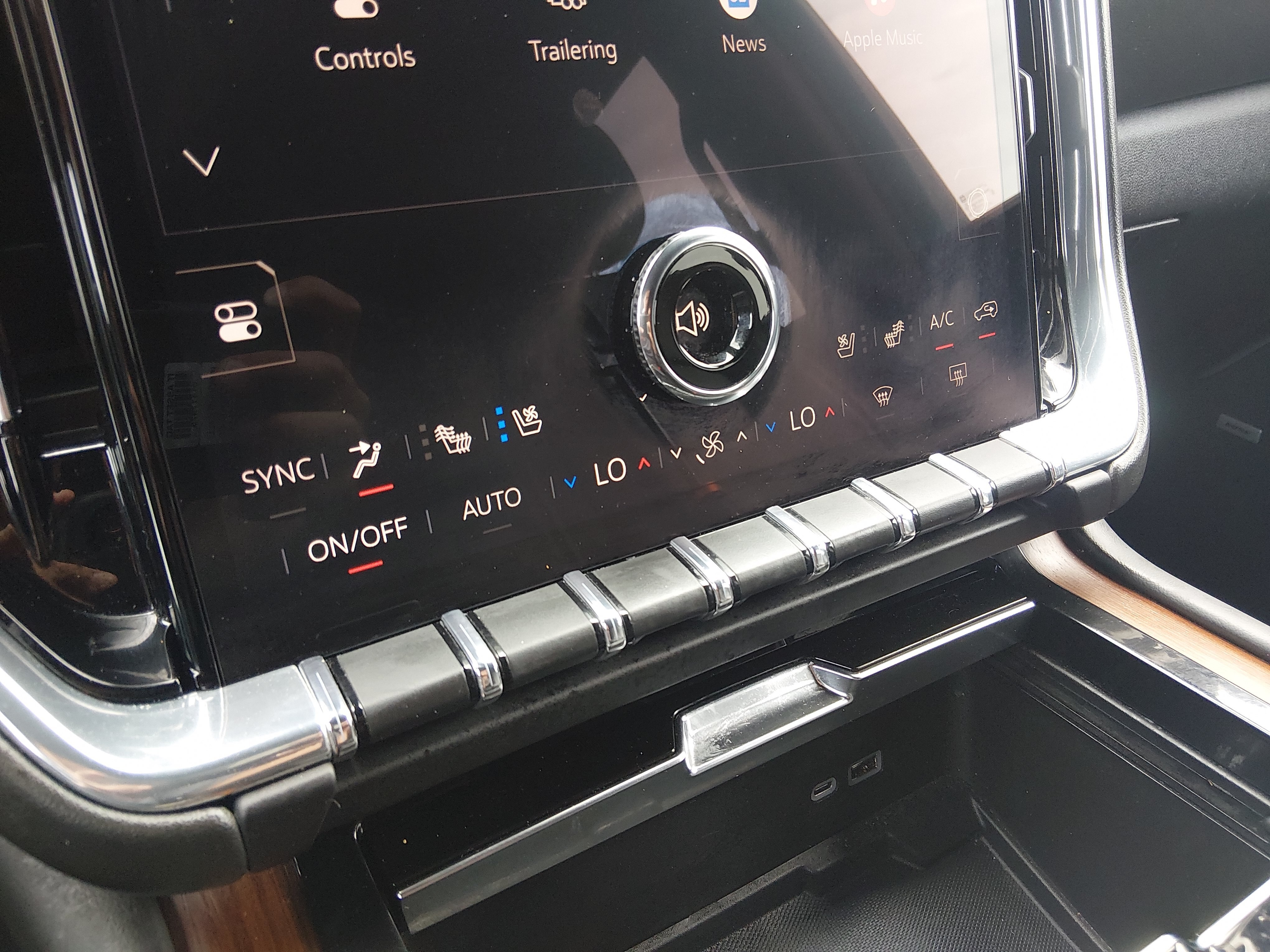 2025 GMC Yukon Denali - Photo 18
