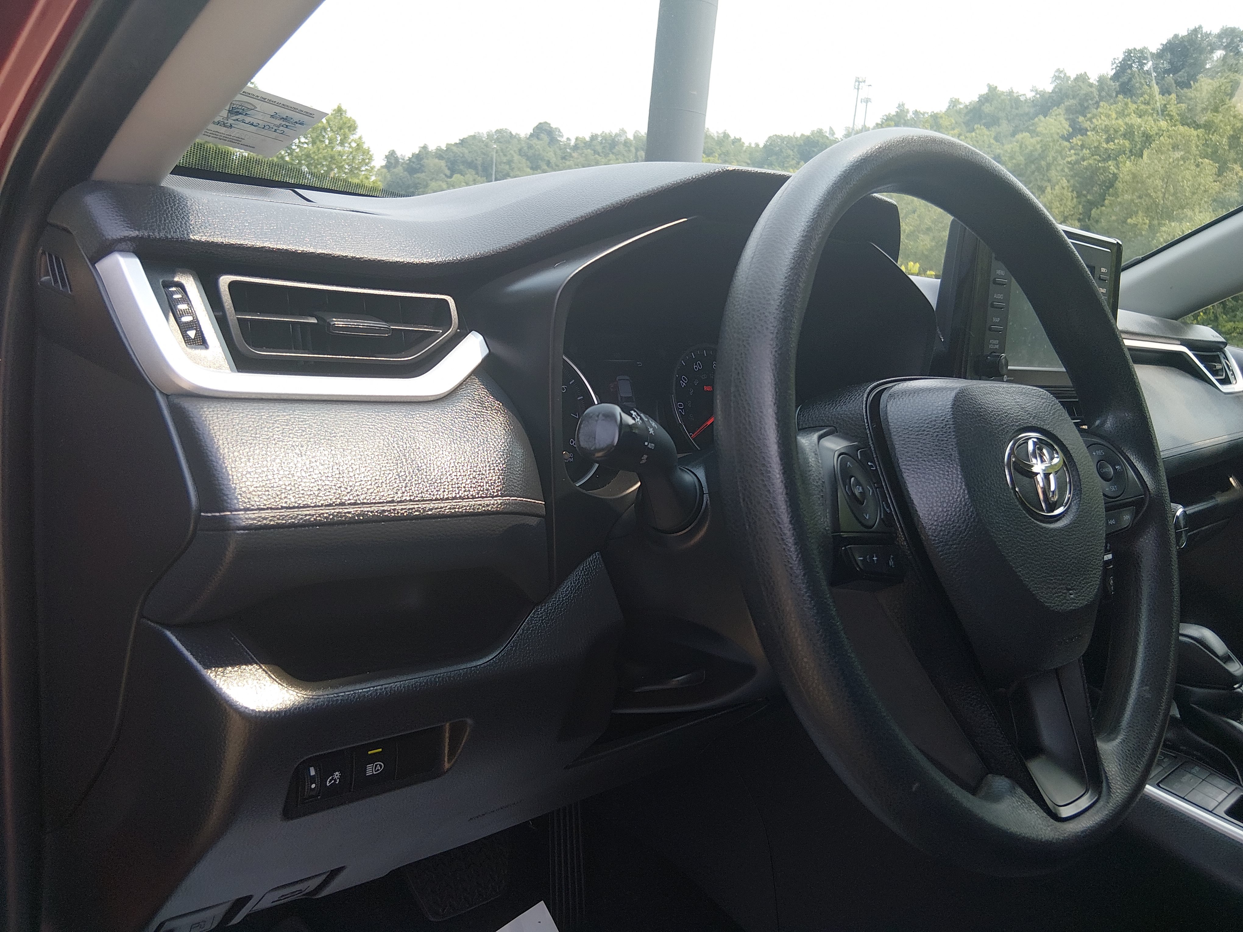 2022 Toyota RAV4 XLE - Photo 13